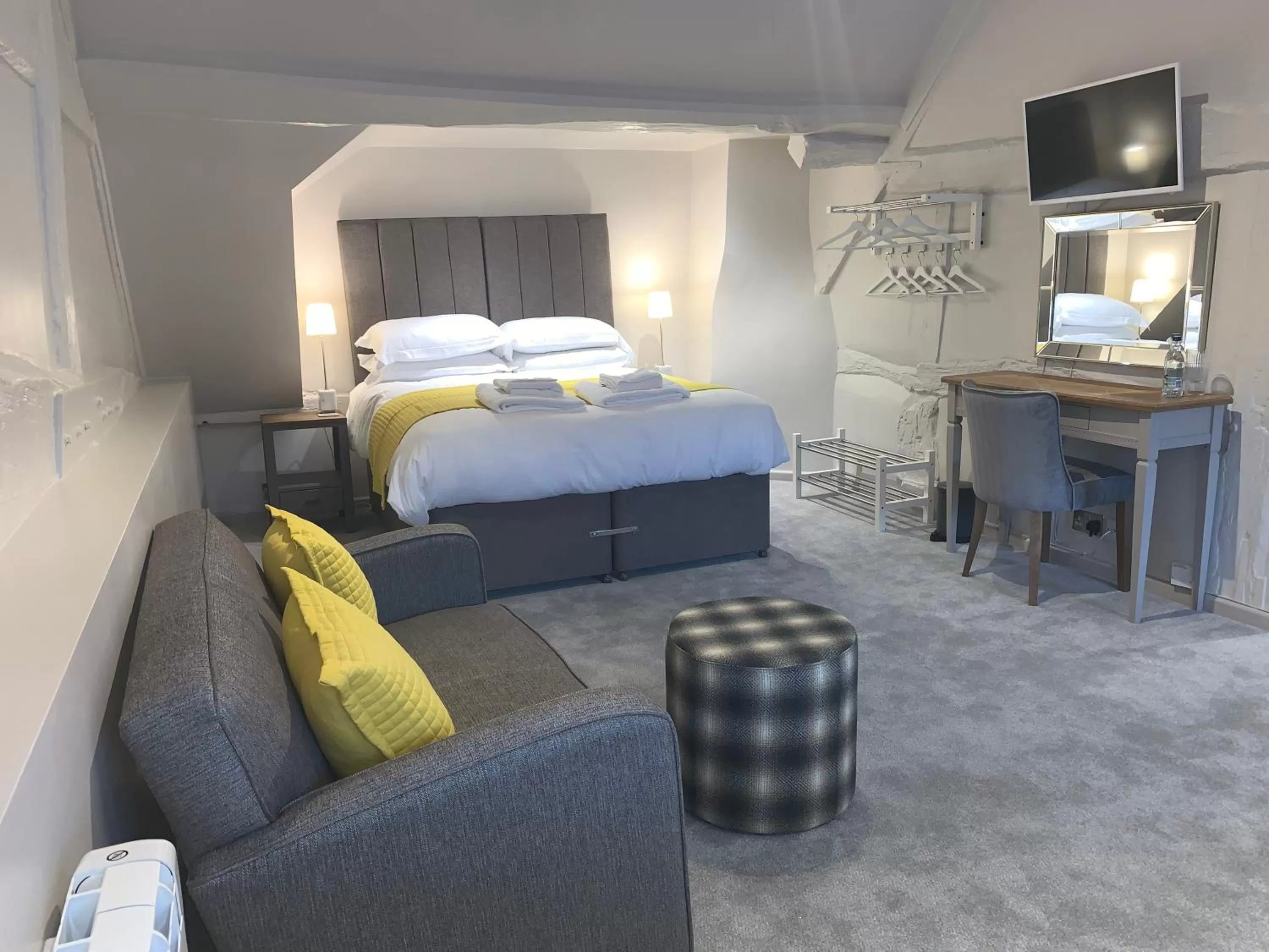 Photo of the whole room, Bed in The Falcon Hotel