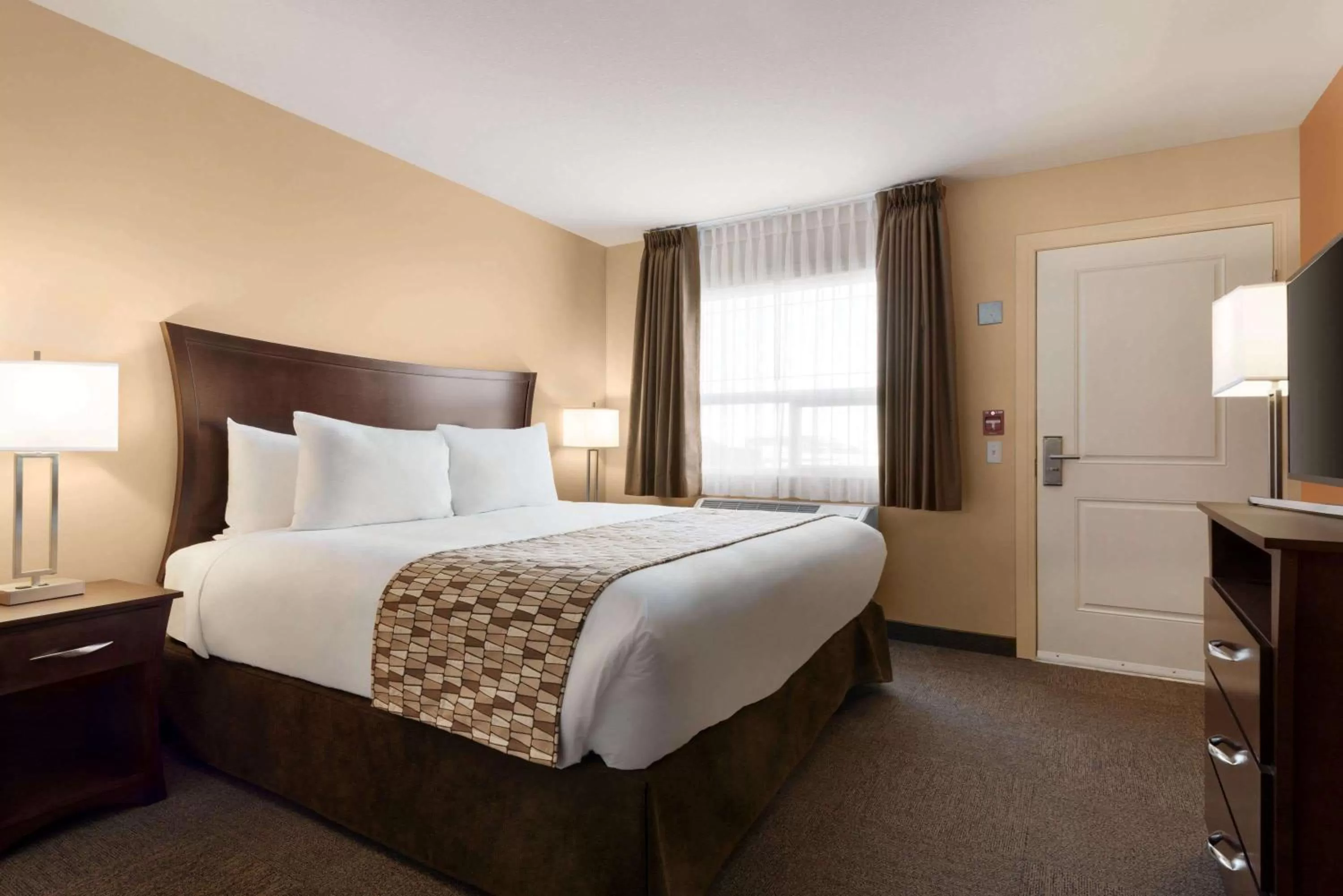 Photo of the whole room, Bed in Travelodge by Wyndham Pincher Creek