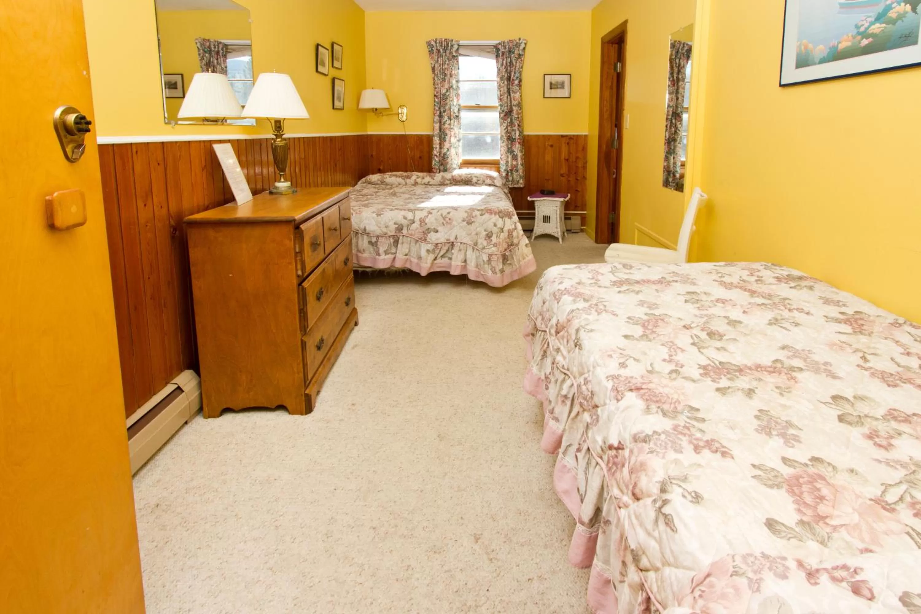 Day, Bed in Gray Ghost Inn