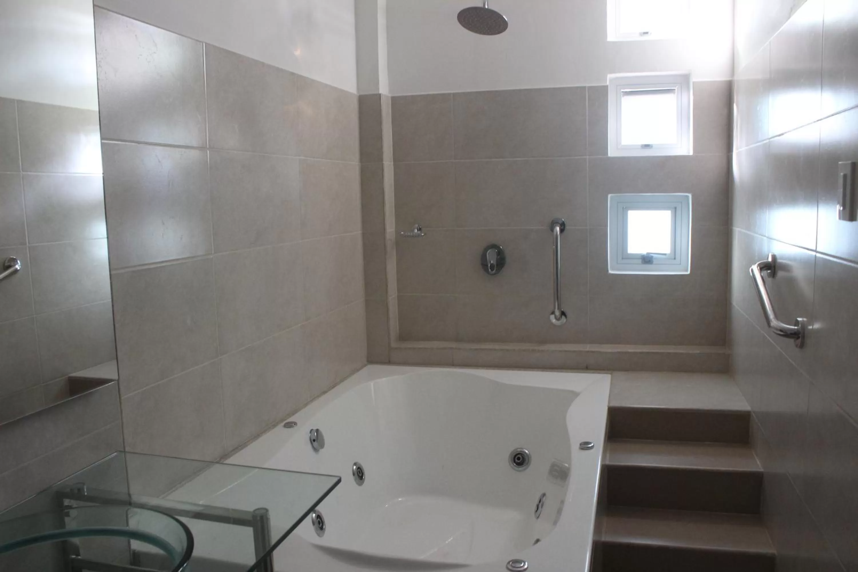 Shower in Hotel Emerawaa