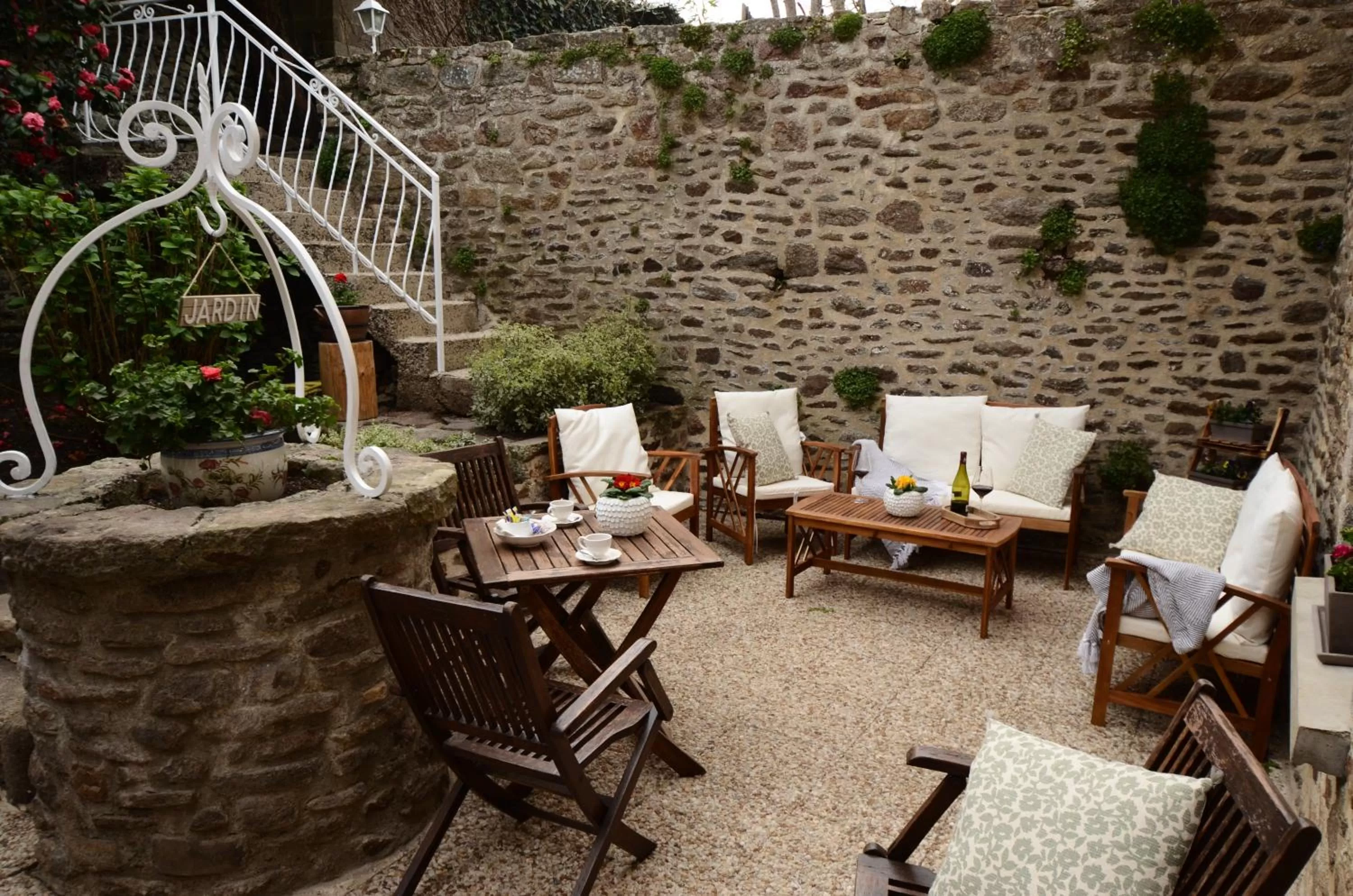 Patio in Demeures & Châteaux - Hôtel de la porte Saint-Malo - DINAN