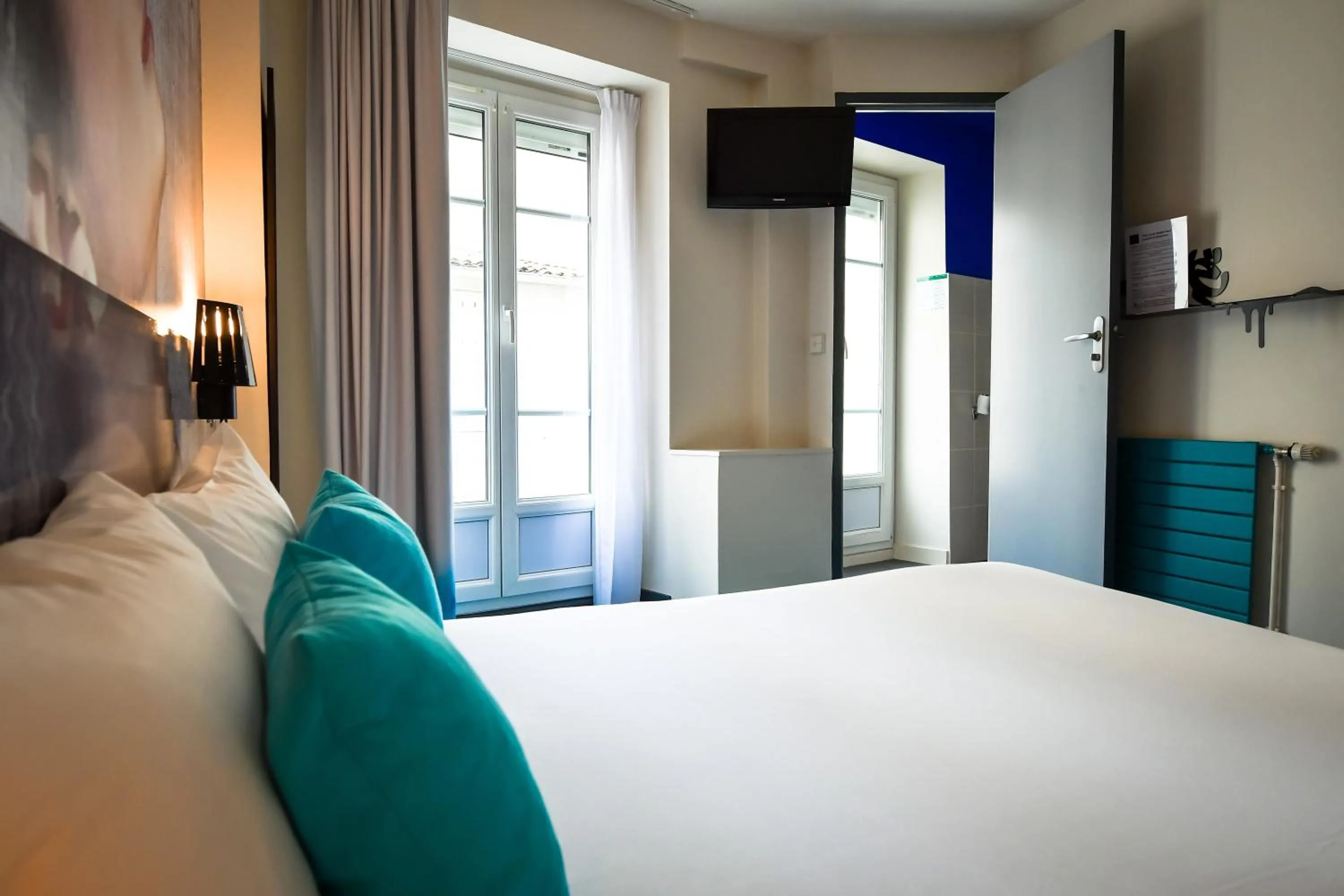 Photo of the whole room, Bed in Hôtel Le Bord'O Vieux Port