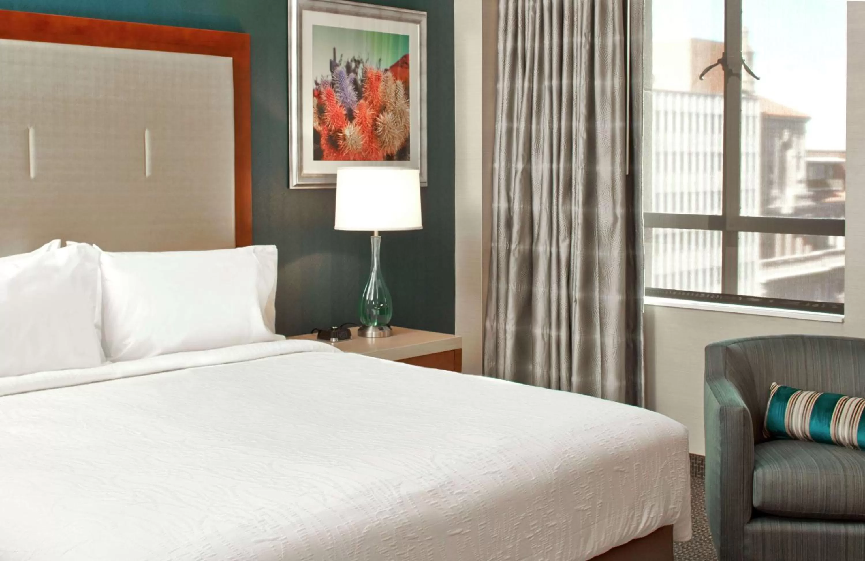 Living room, Bed in Hilton Garden Inn Phoenix Downtown