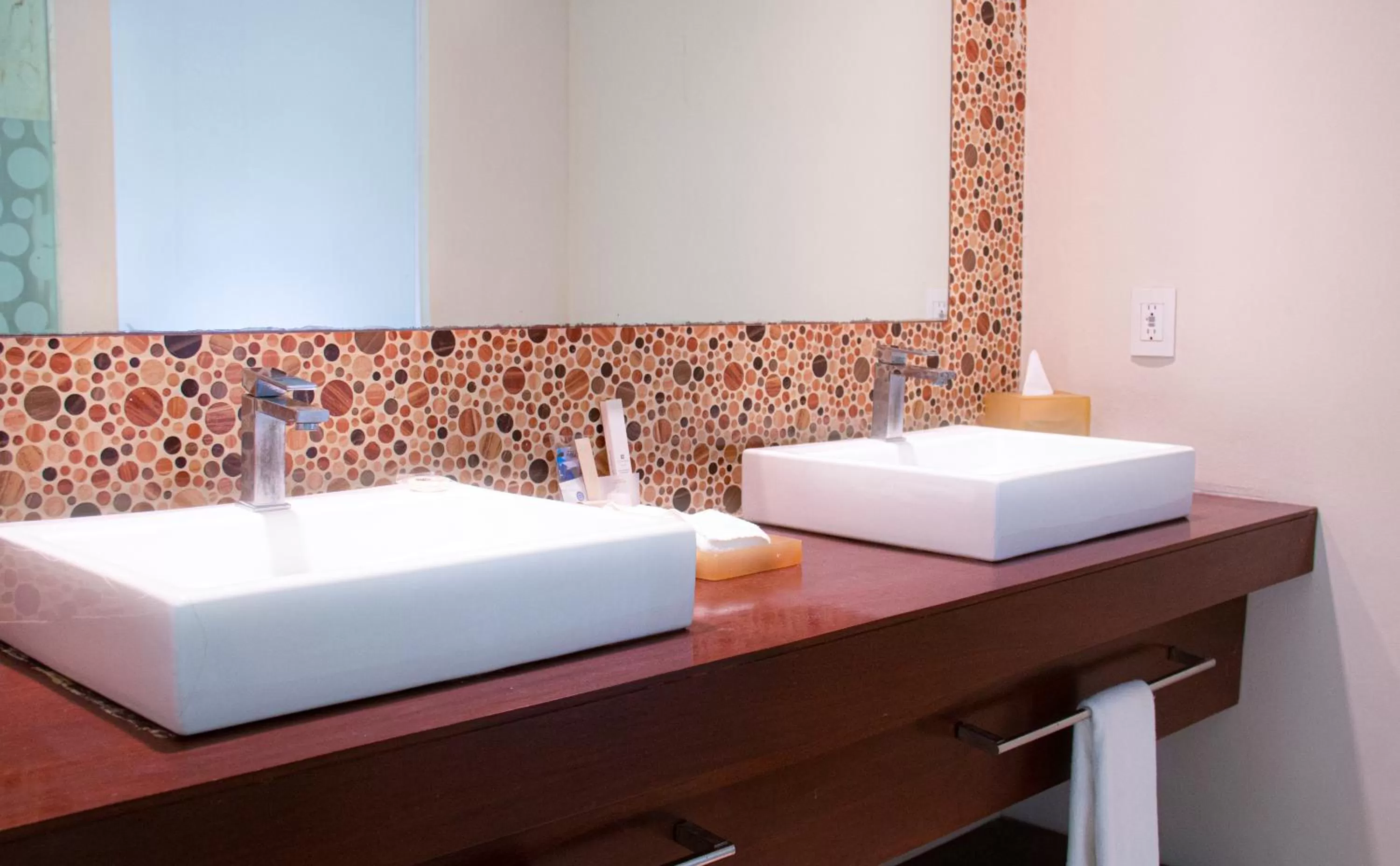 Bathroom, Bed in Hotel The Palm