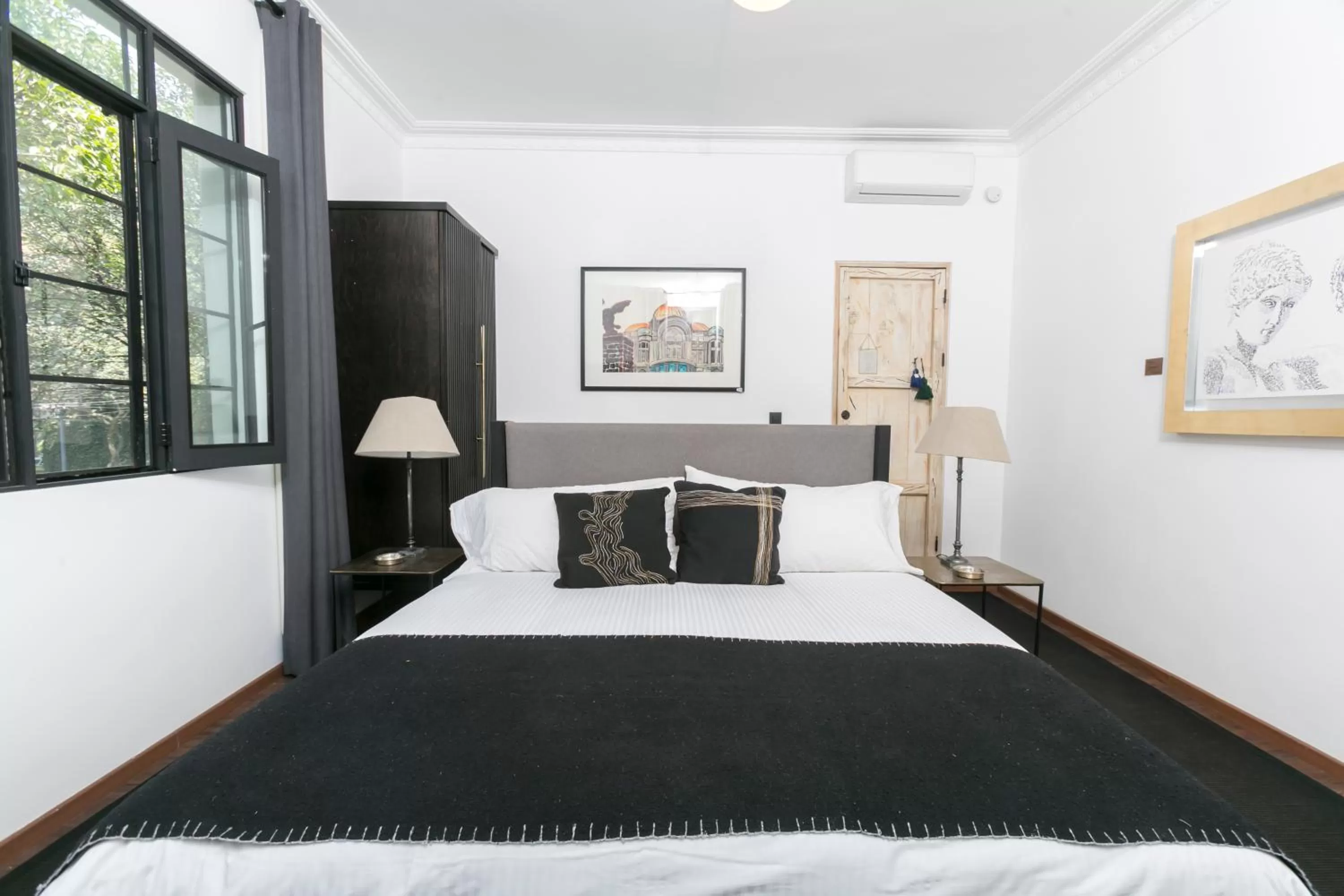 Photo of the whole room, Bed in Orchid House Mexico City