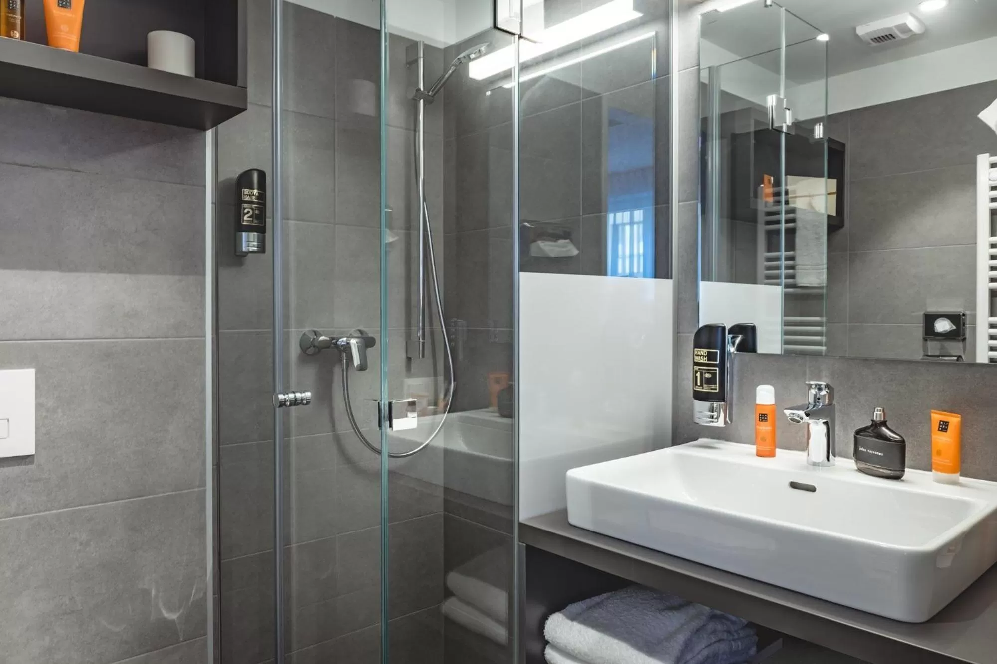 Shower in Oliver Apartments | contactless check-in