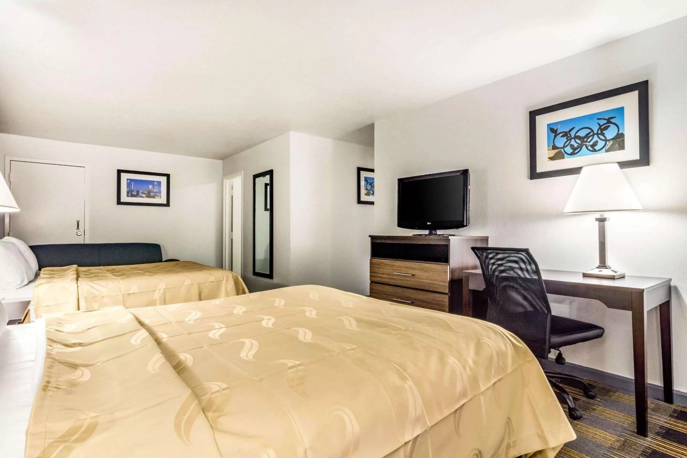 Bedroom, Bed in Quality Inn near Six Flags Douglasville