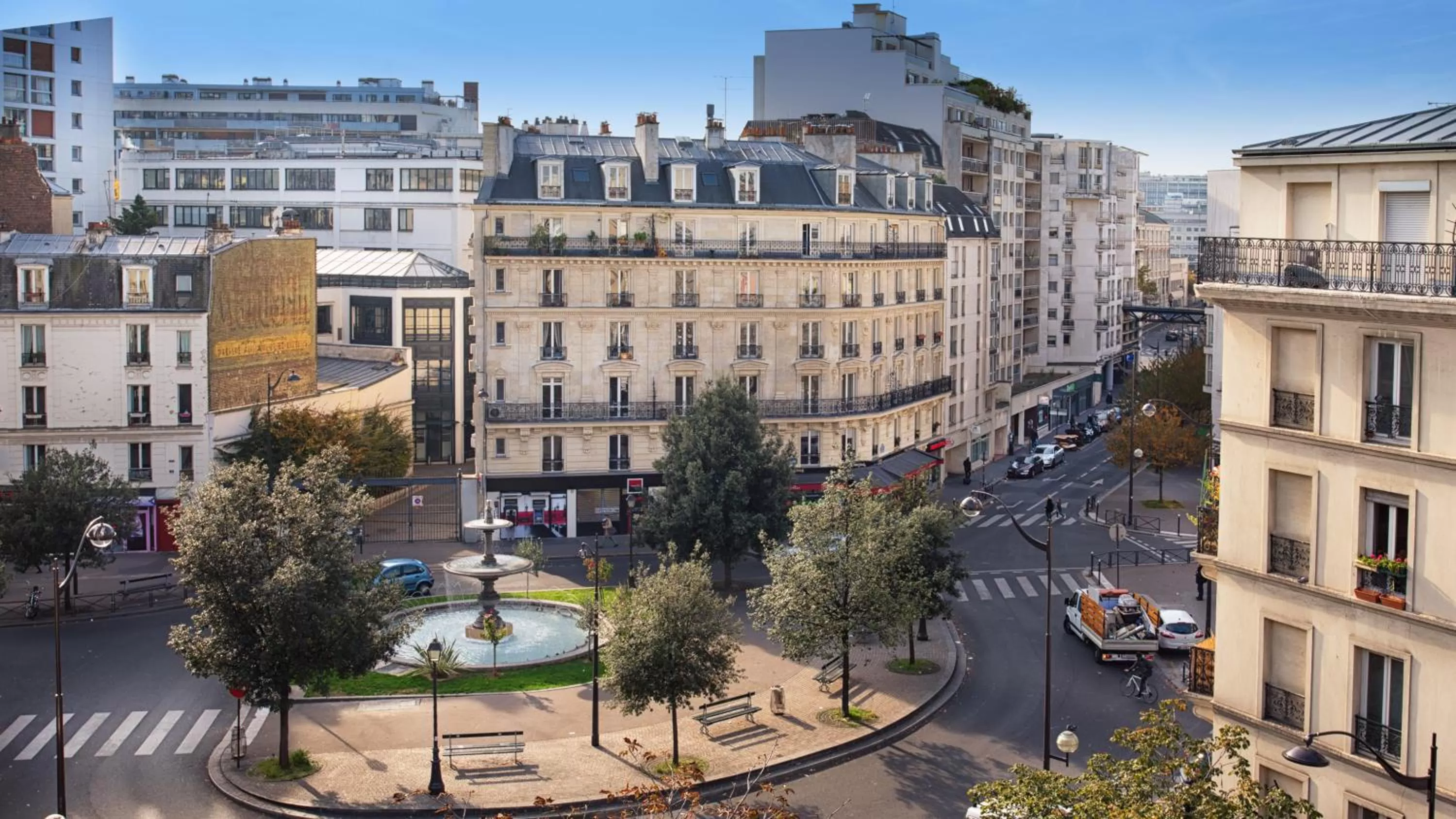 Property building in Hôtel De Venise