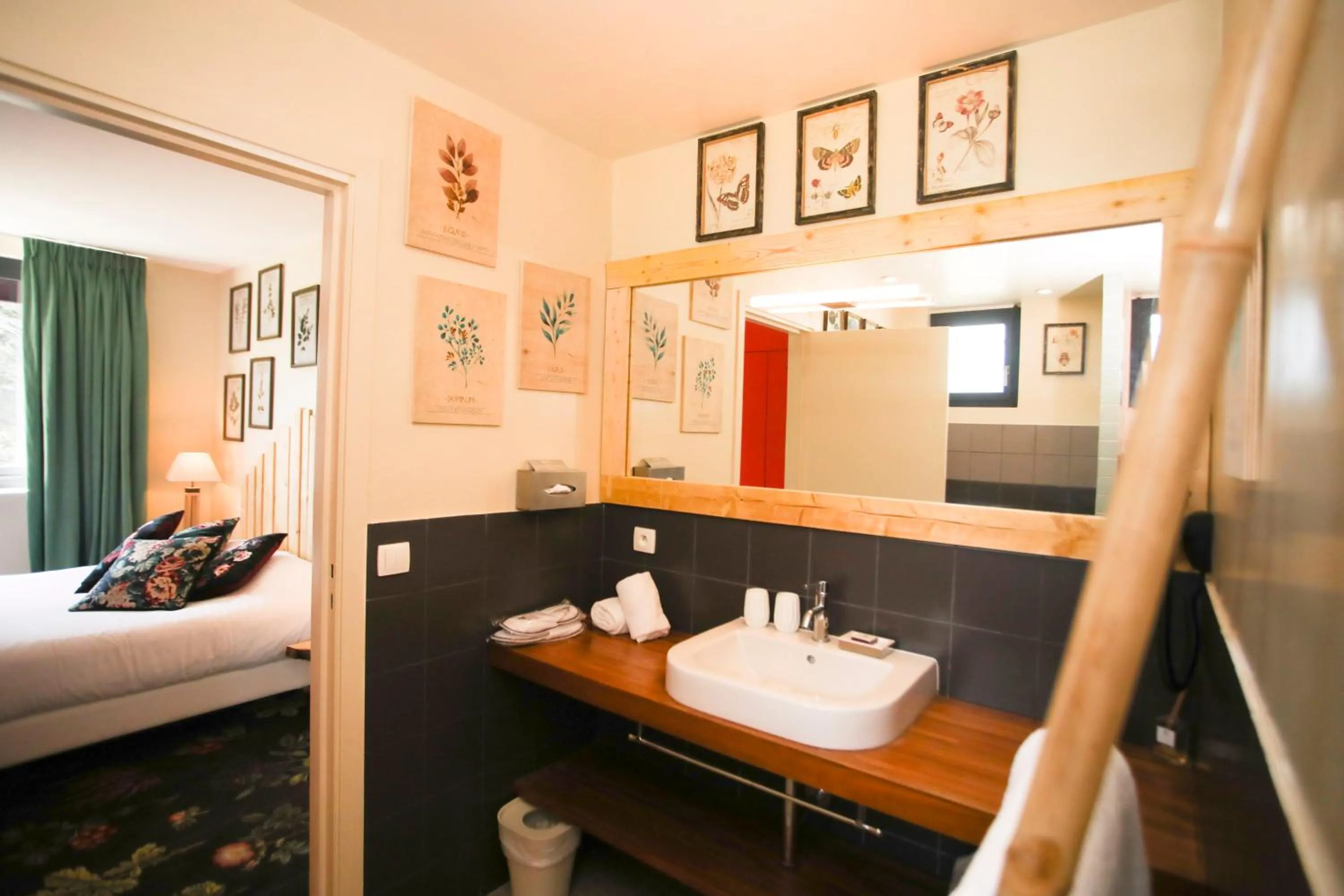Bathroom, Bed in Domaine De La Corniche