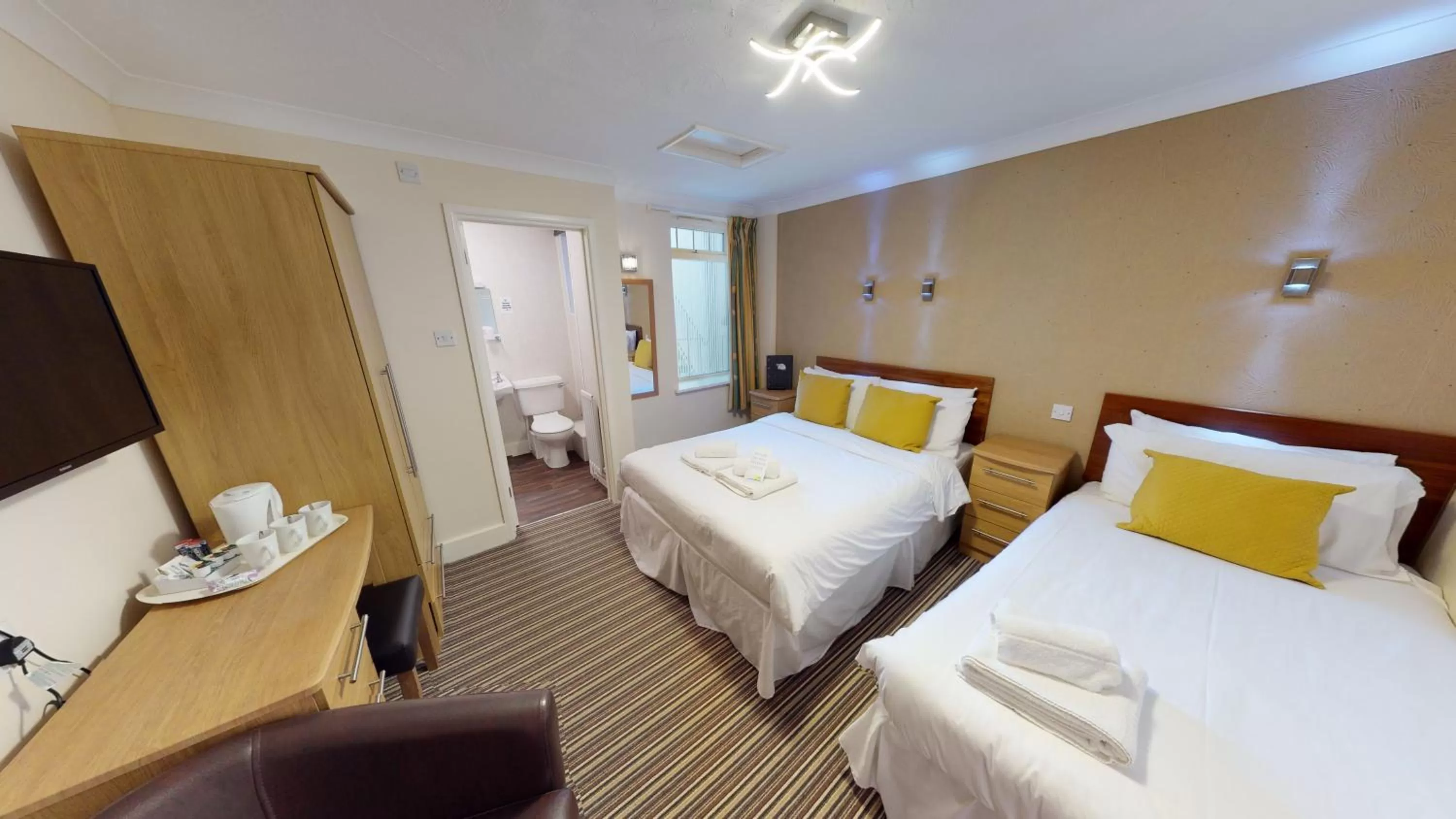 Bedroom, Bed in Marine Lodge