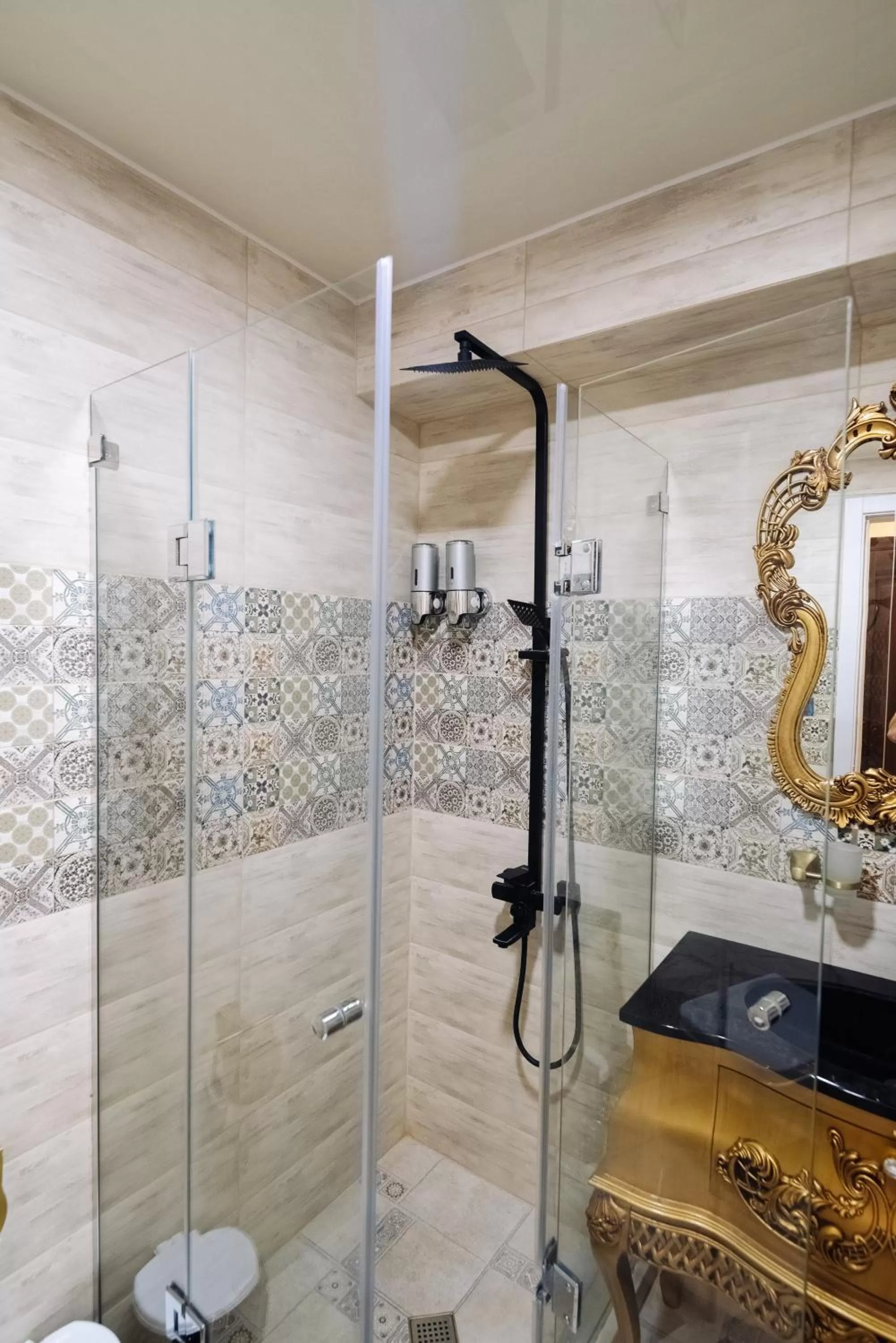 Shower in Royal Plaza Hotel