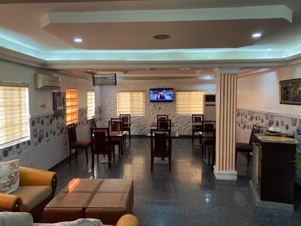 Restaurant/places to eat in Galpin Suites