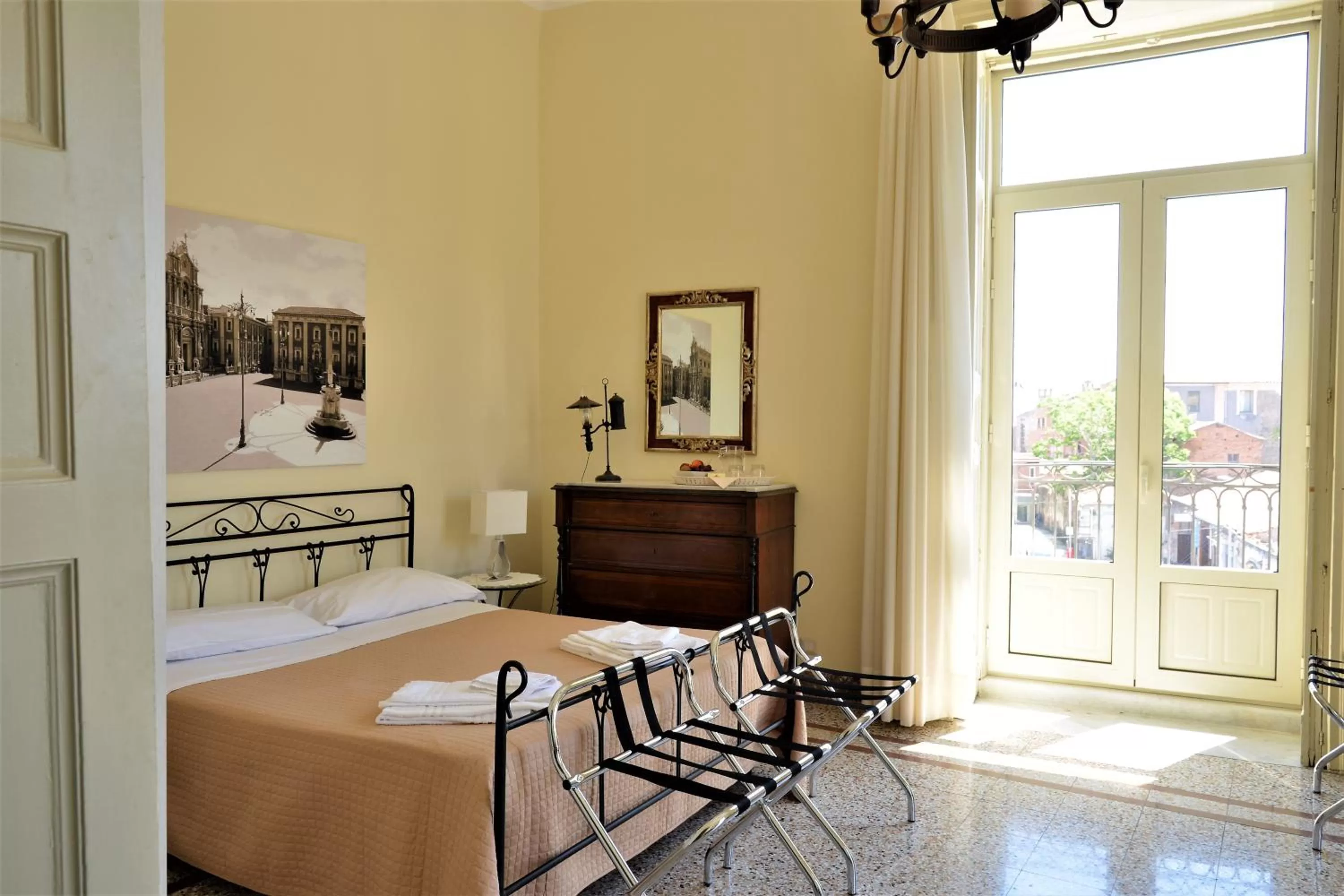 Photo of the whole room, Bed in B&B al Teatro Massimo