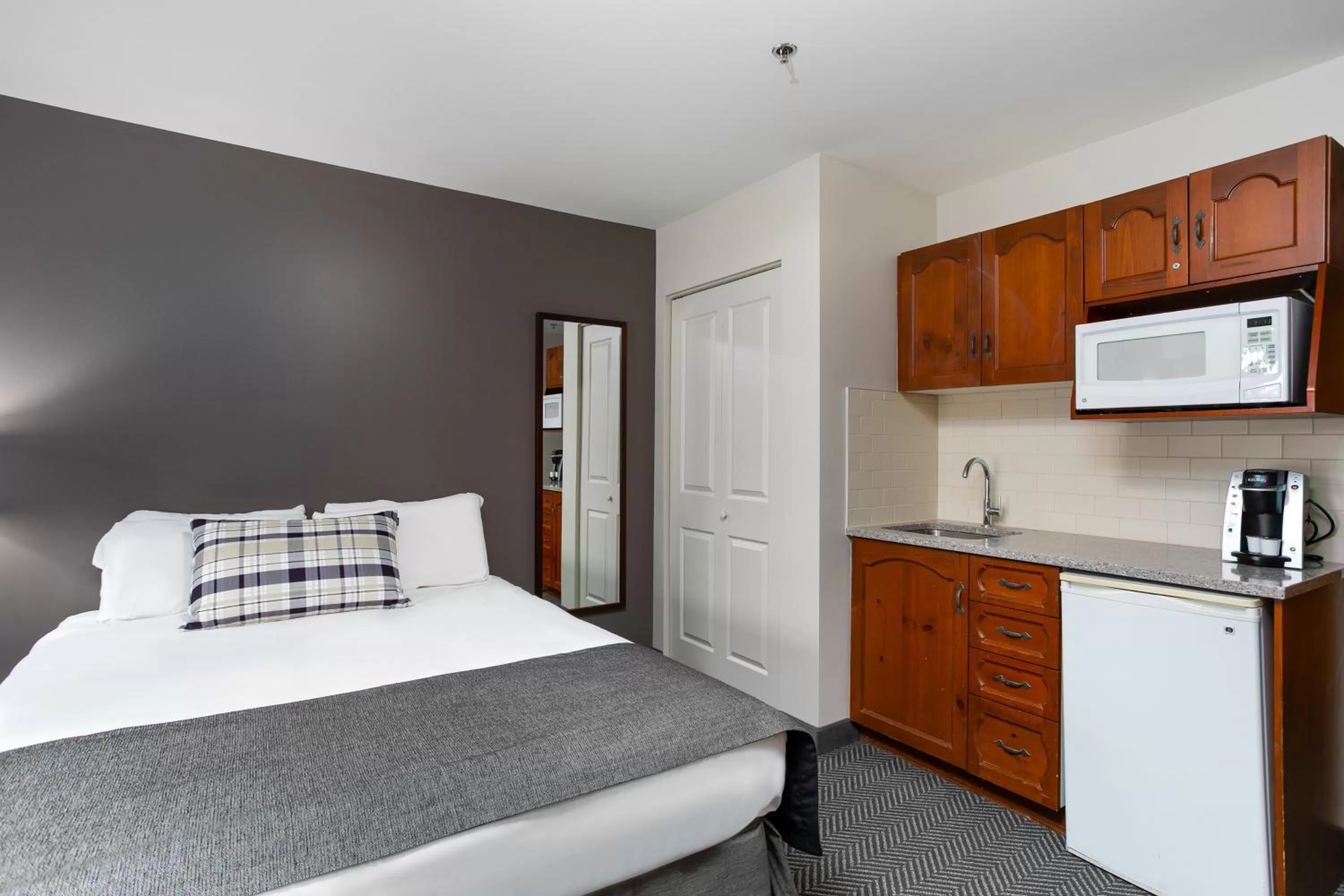 Kitchen or kitchenette, Bed in Tour des Voyageurs