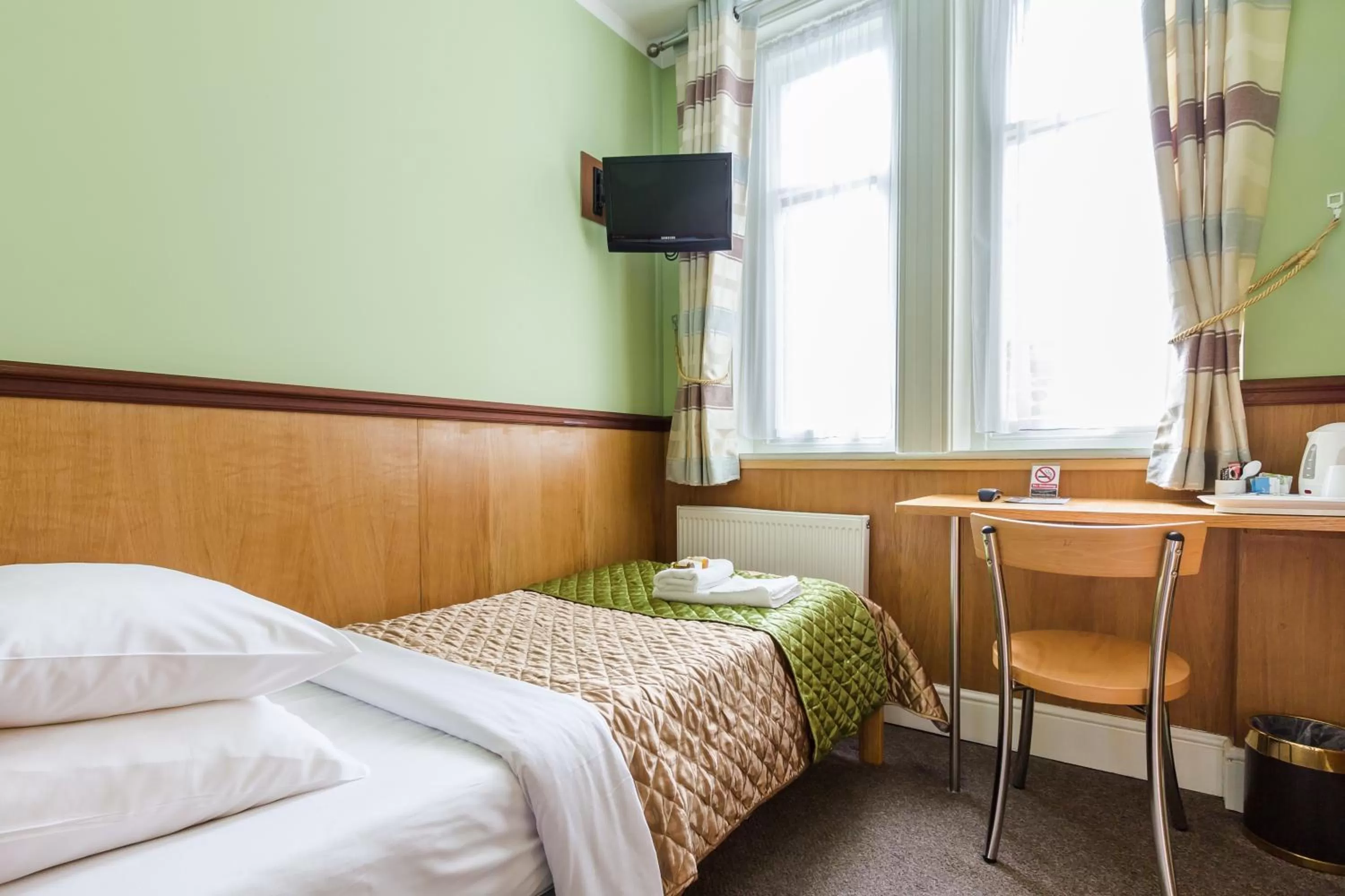 Photo of the whole room, Bed in Gower House Hotel