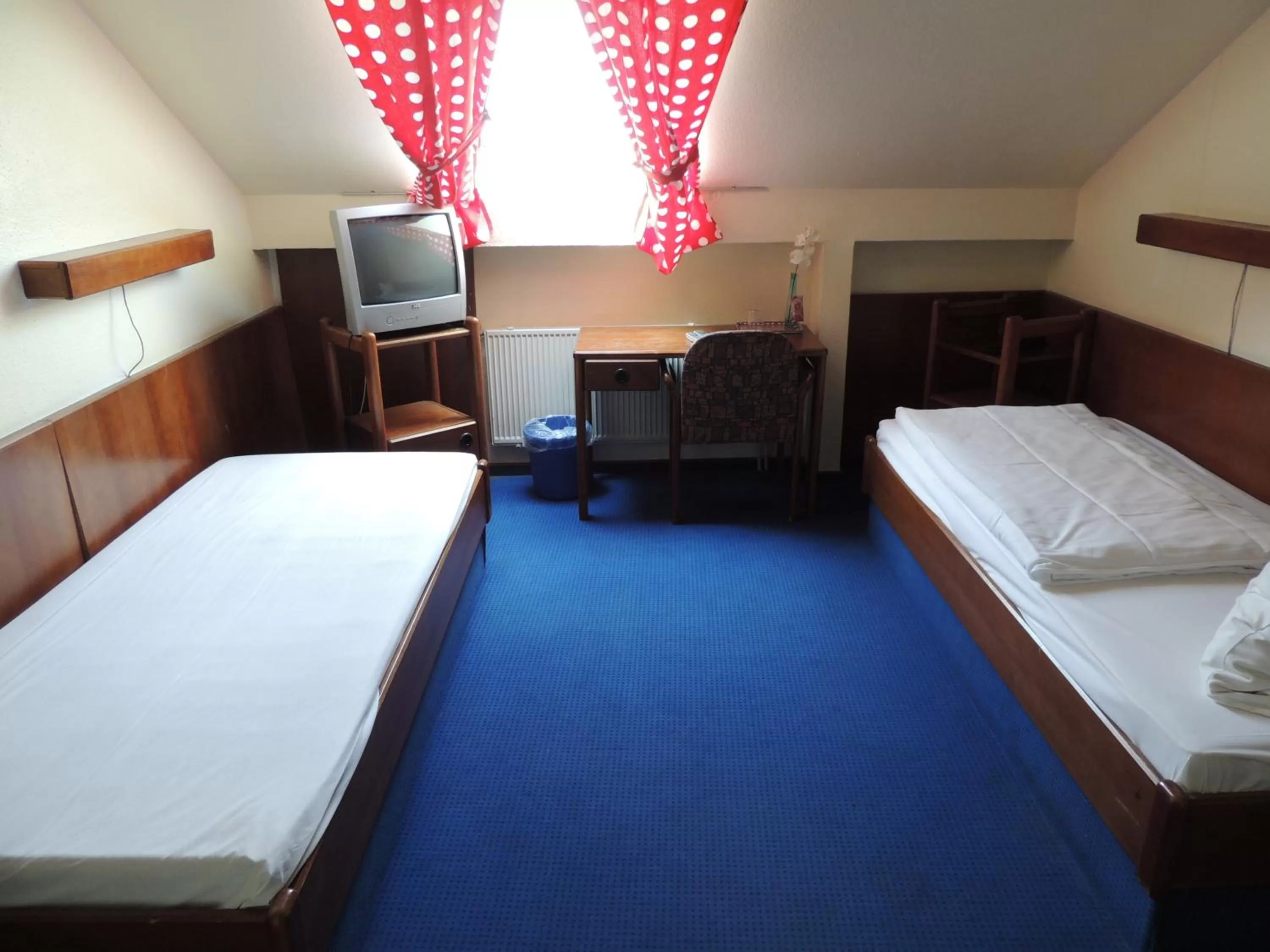 Photo of the whole room, Bed in Hotel Am Flughafen