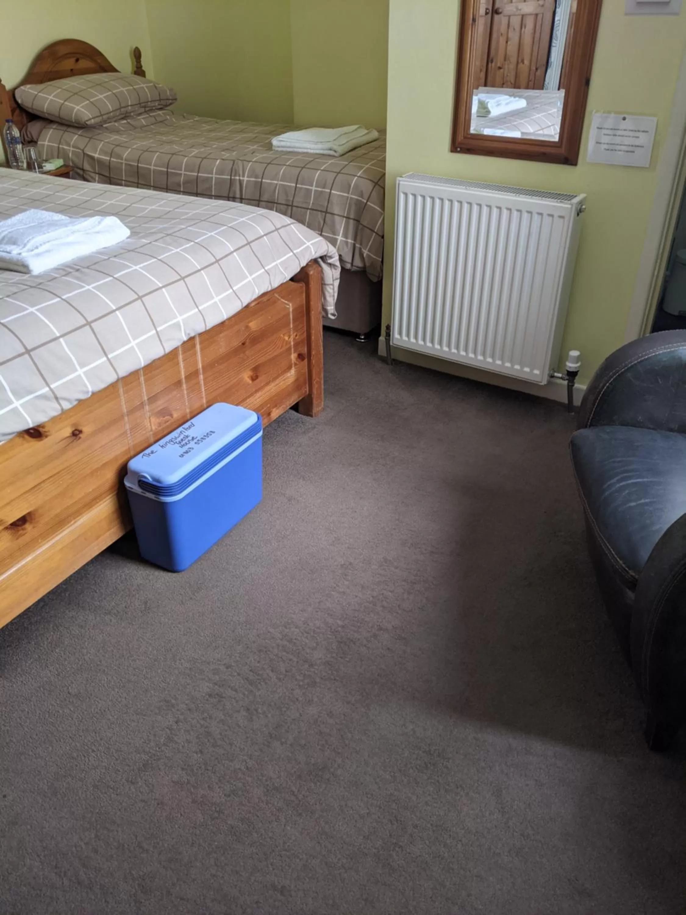 Bed in Kingswinford Guest House with Free Parking