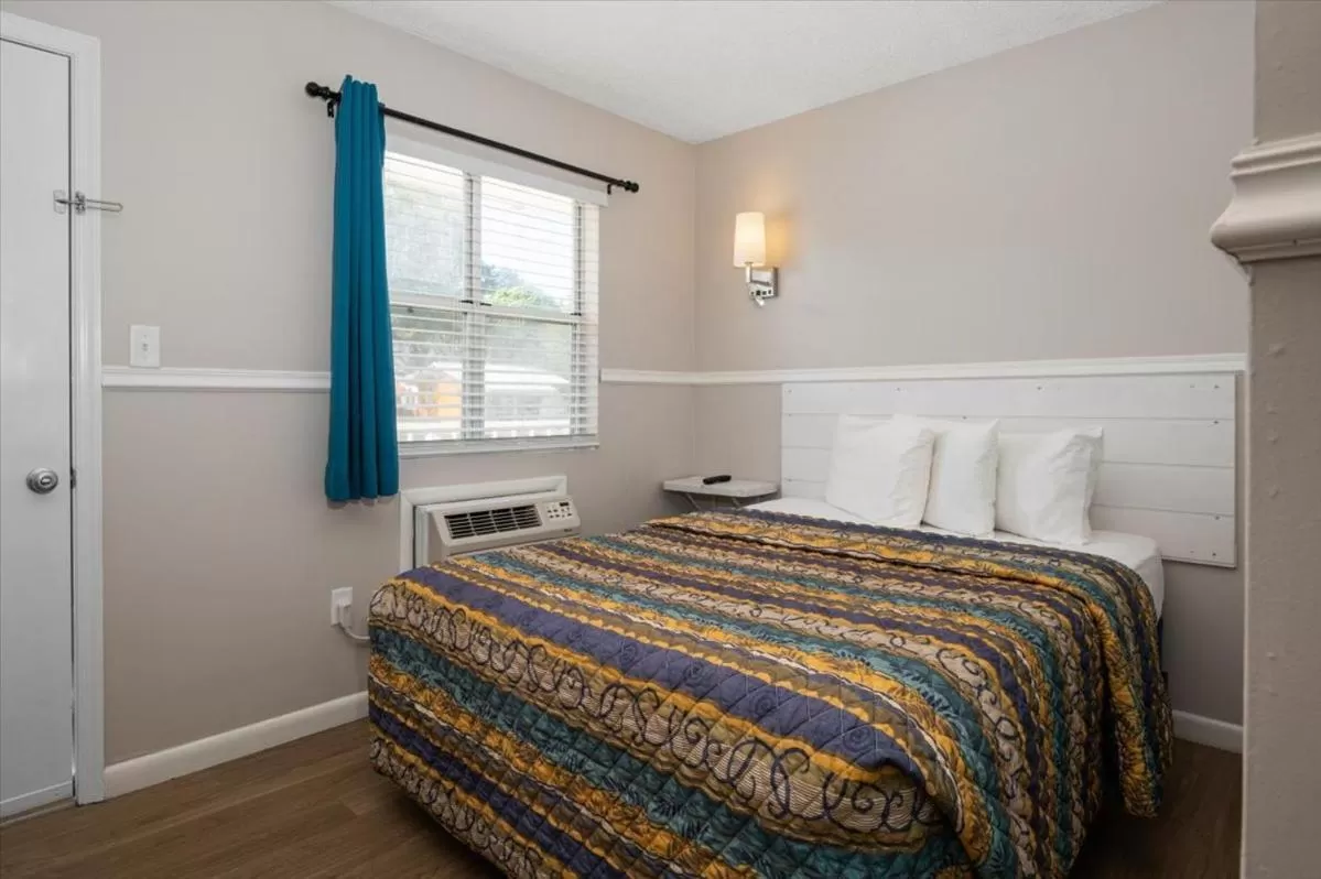 Bed in Beach Bum West-O Motel