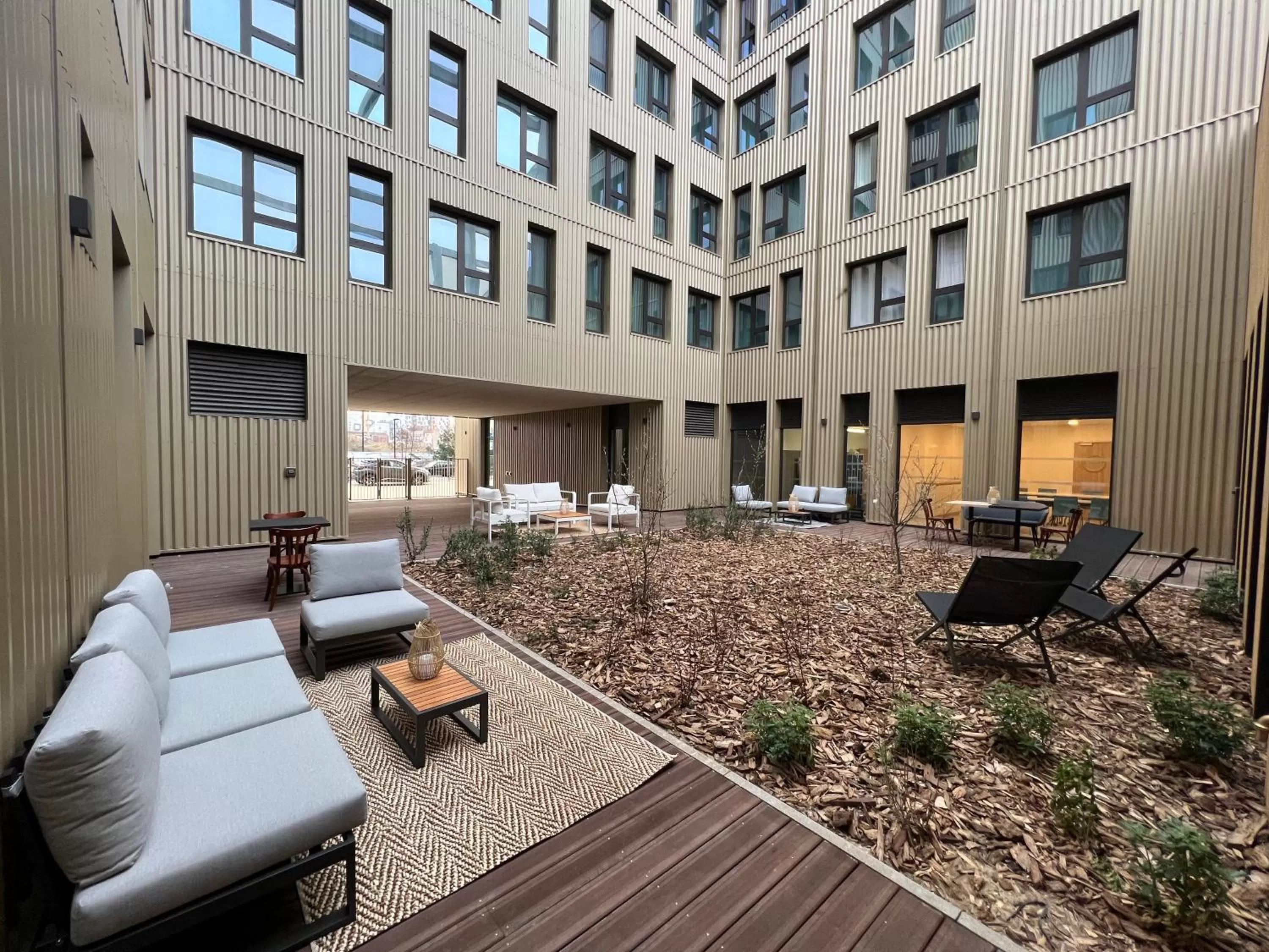 Patio in The Originals Résidence Le Monde Paris Ivry Confluence