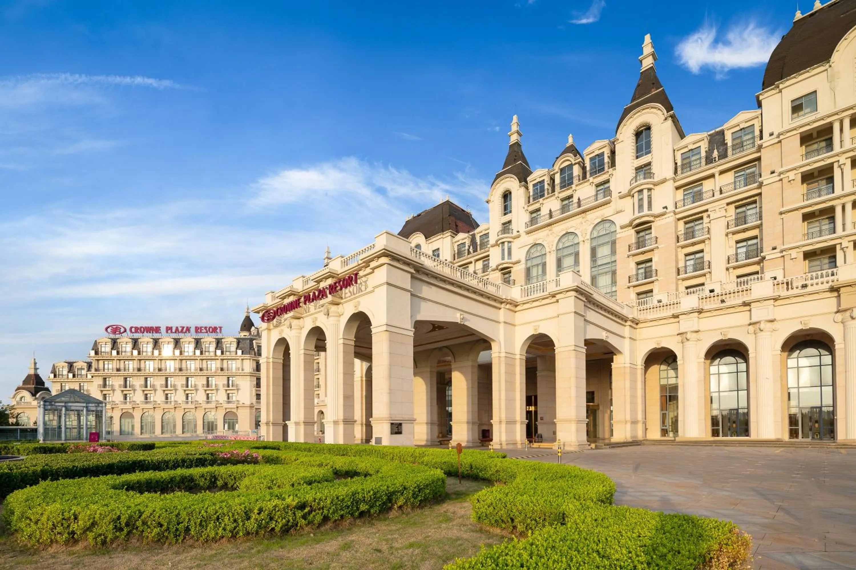 Property building in Crowne Plaza Ocean Spring Resort by IHG