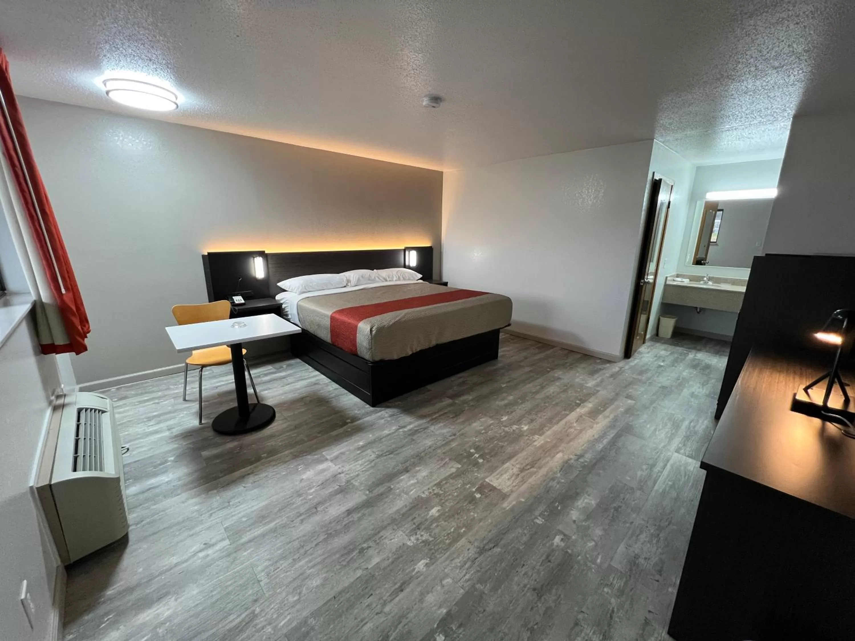 King Suite with Spa Bath - Non-Smoking in Motel 6-Dyersburg, TN