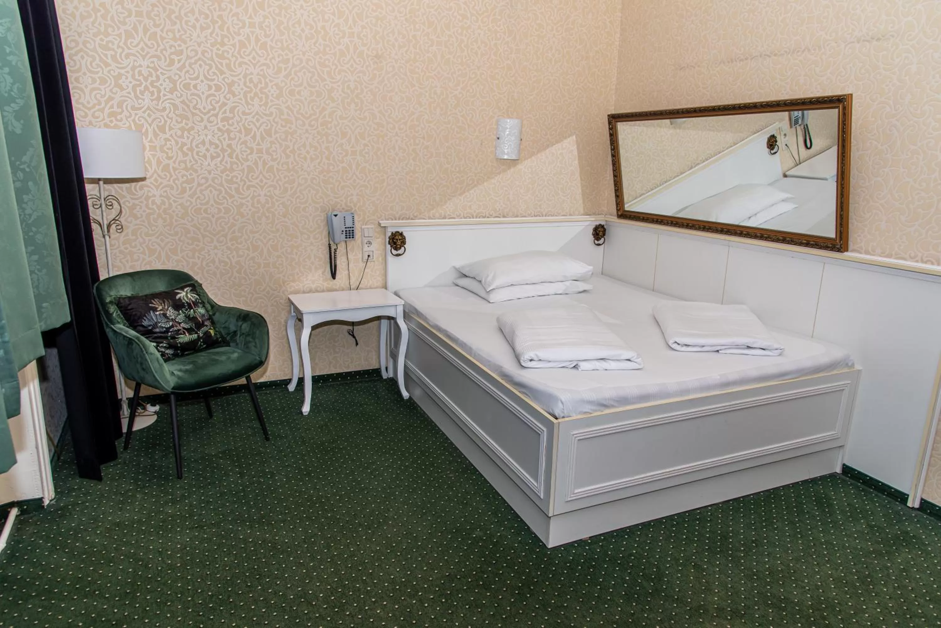 Photo of the whole room, Bed in Hotel Goldene Spinne