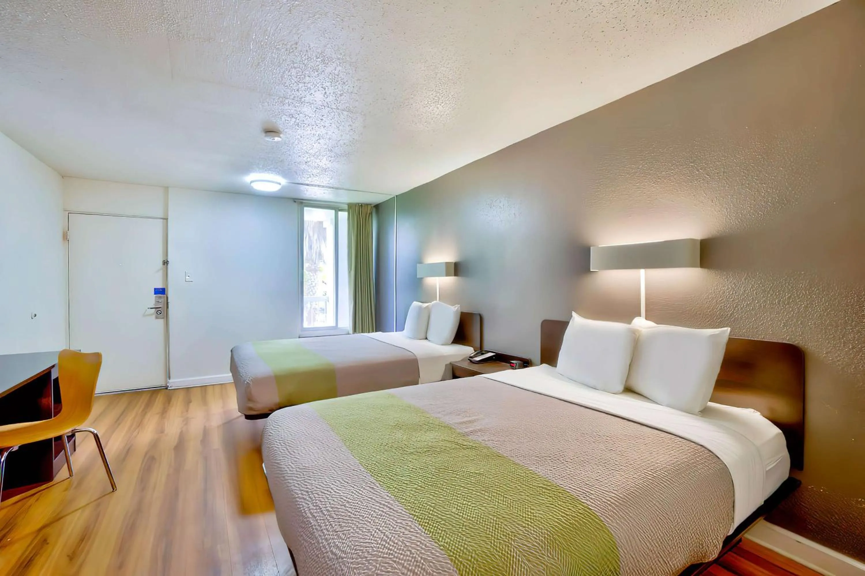 Bedroom, Bed in Studio 6 Gainesville, Fl