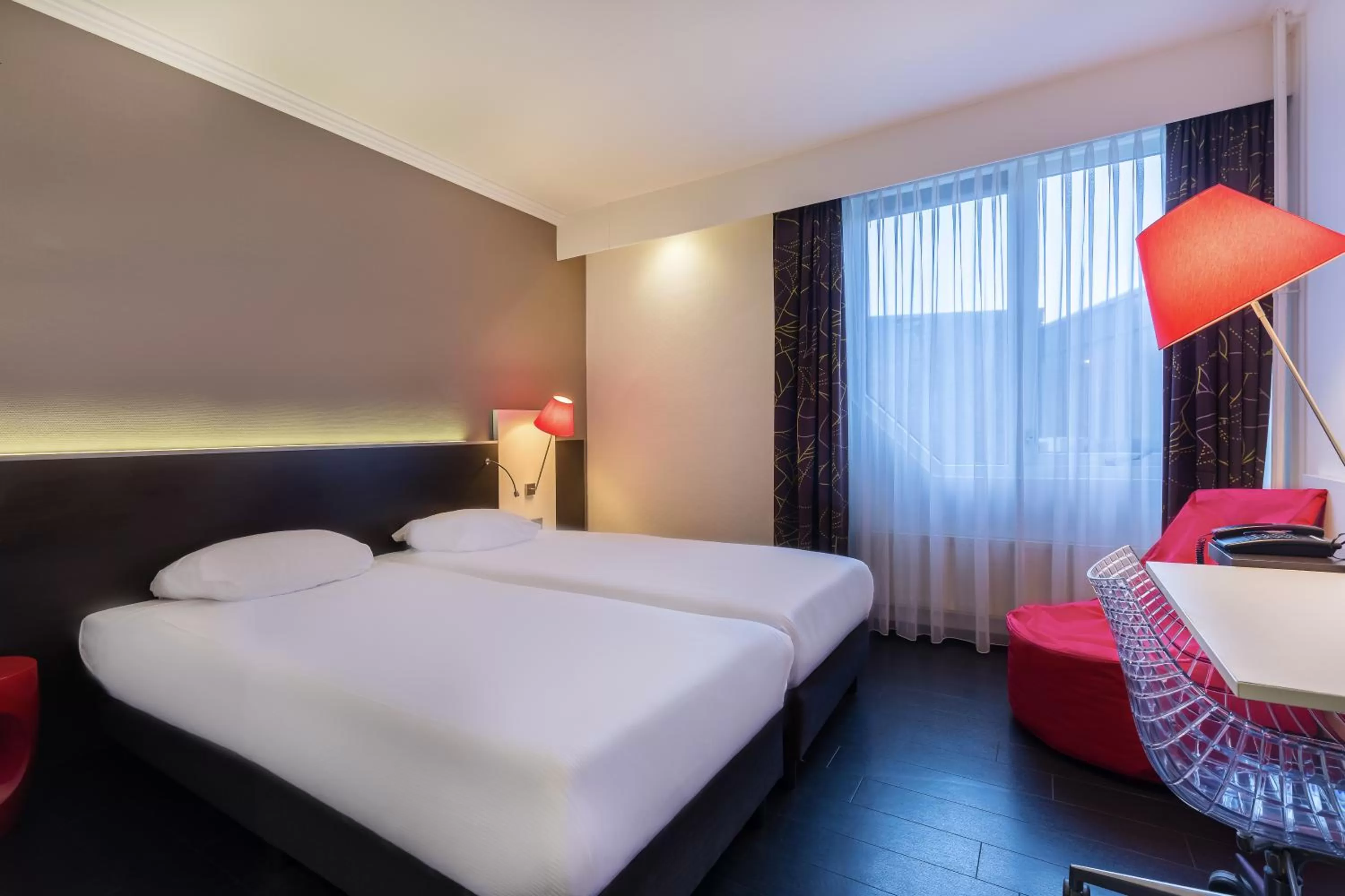 Photo of the whole room, Bed in Postillion Utrecht Bunnik