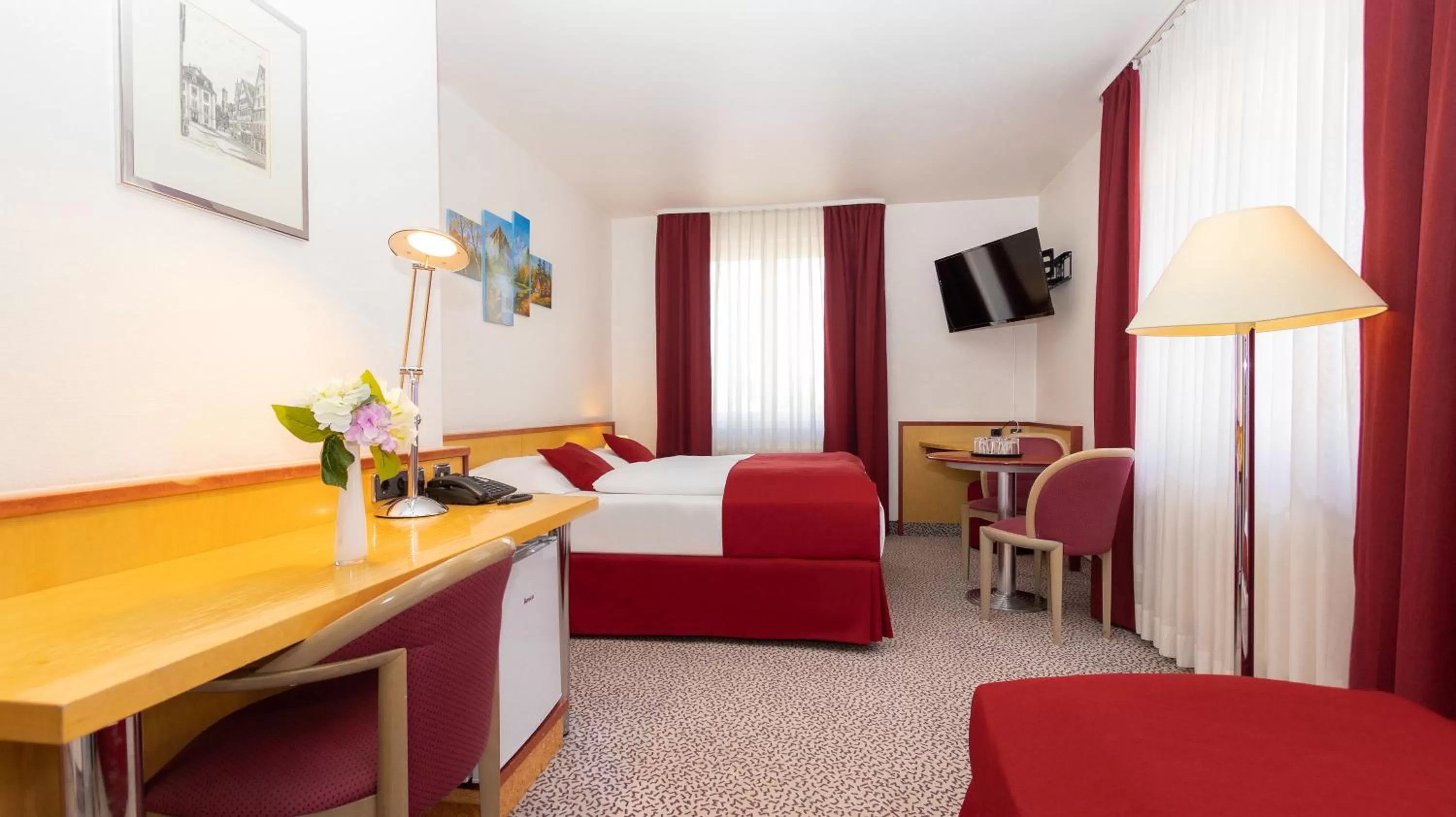 Bed, TV/Entertainment Center in LeoMar Hotel