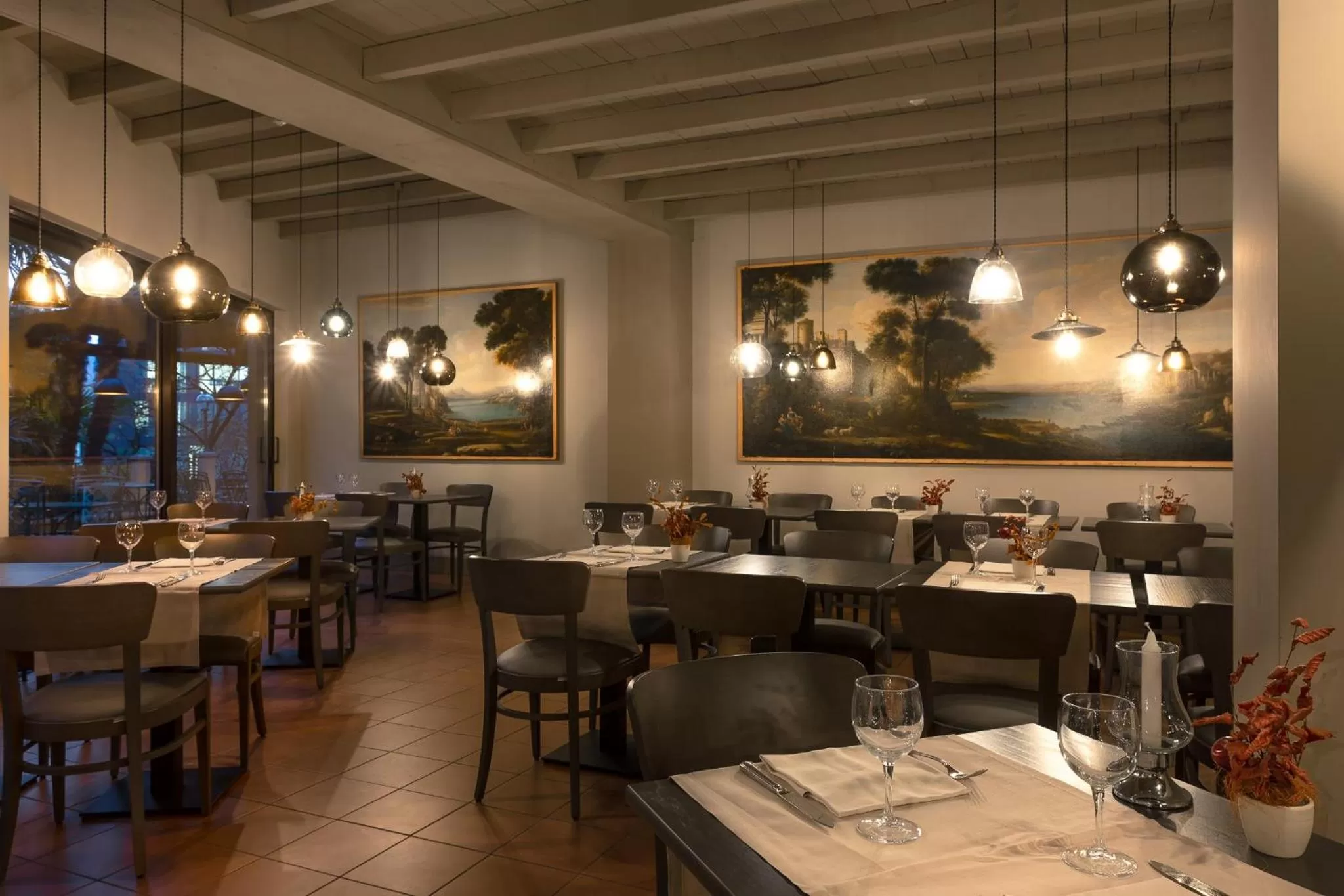 Restaurant/places to eat in Hotel De La Paix