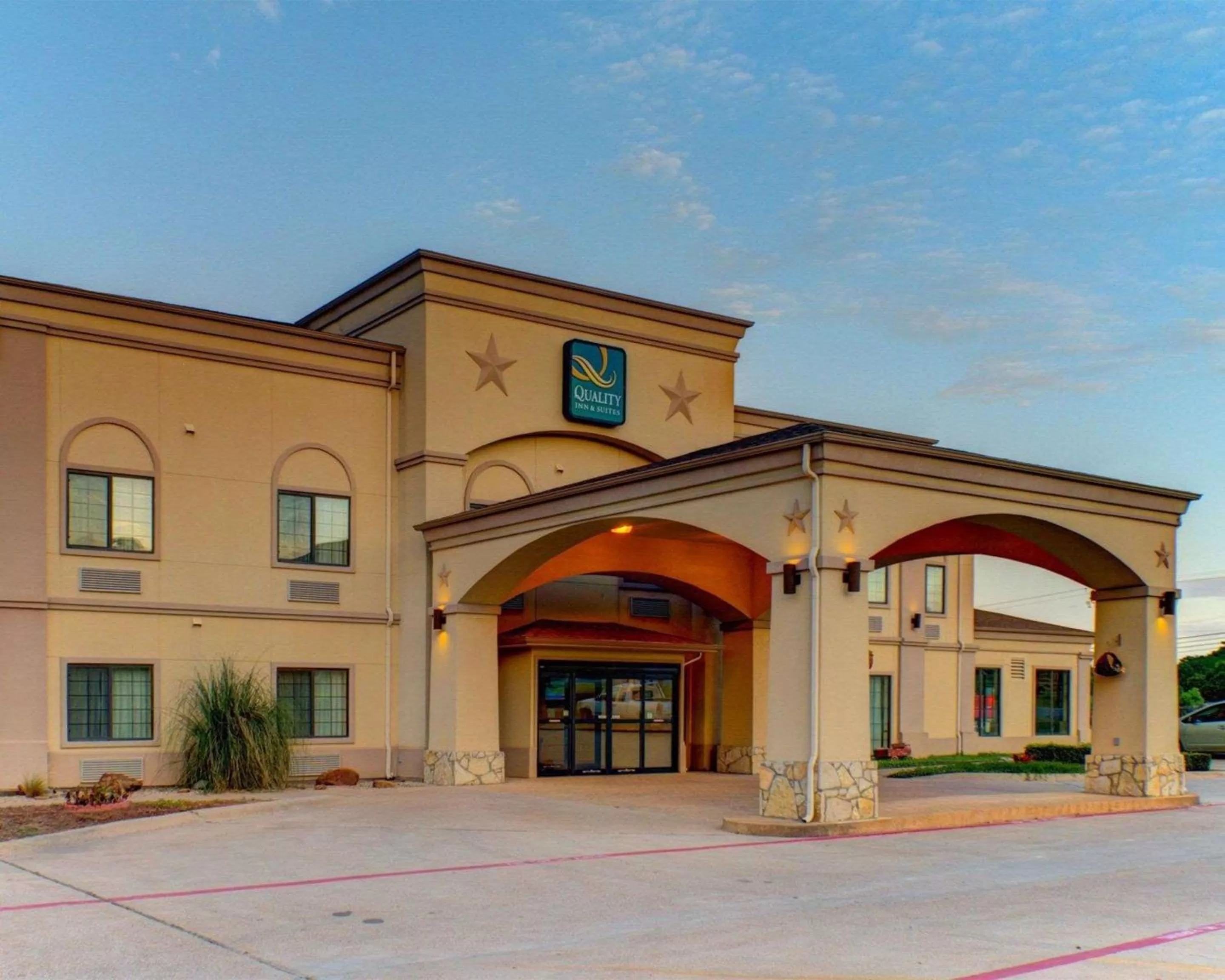 Property building in Quality Inn & Suites Glen Rose