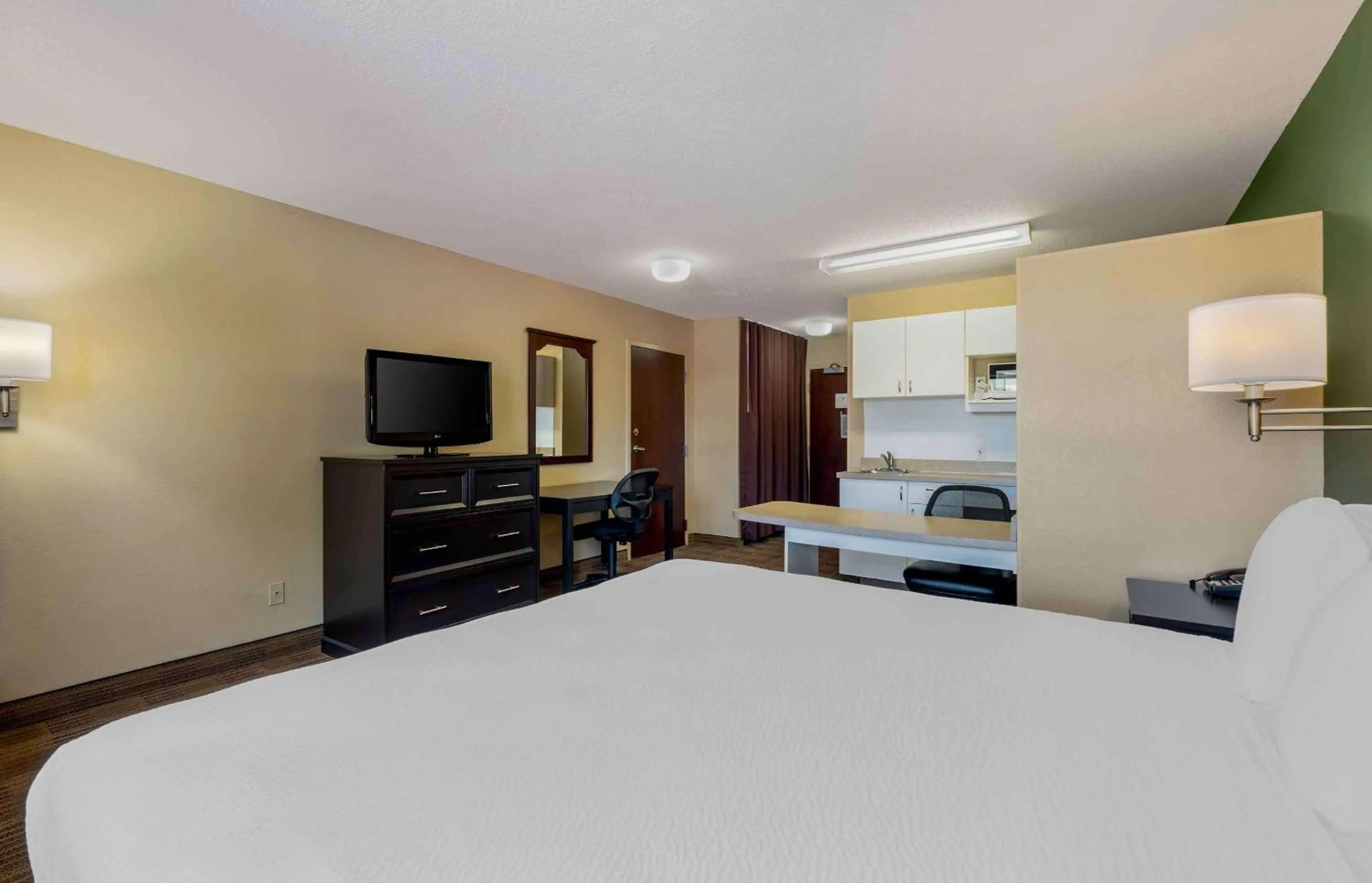 Bedroom, Bed in Extended Stay America Suites - Chicago - Gurnee