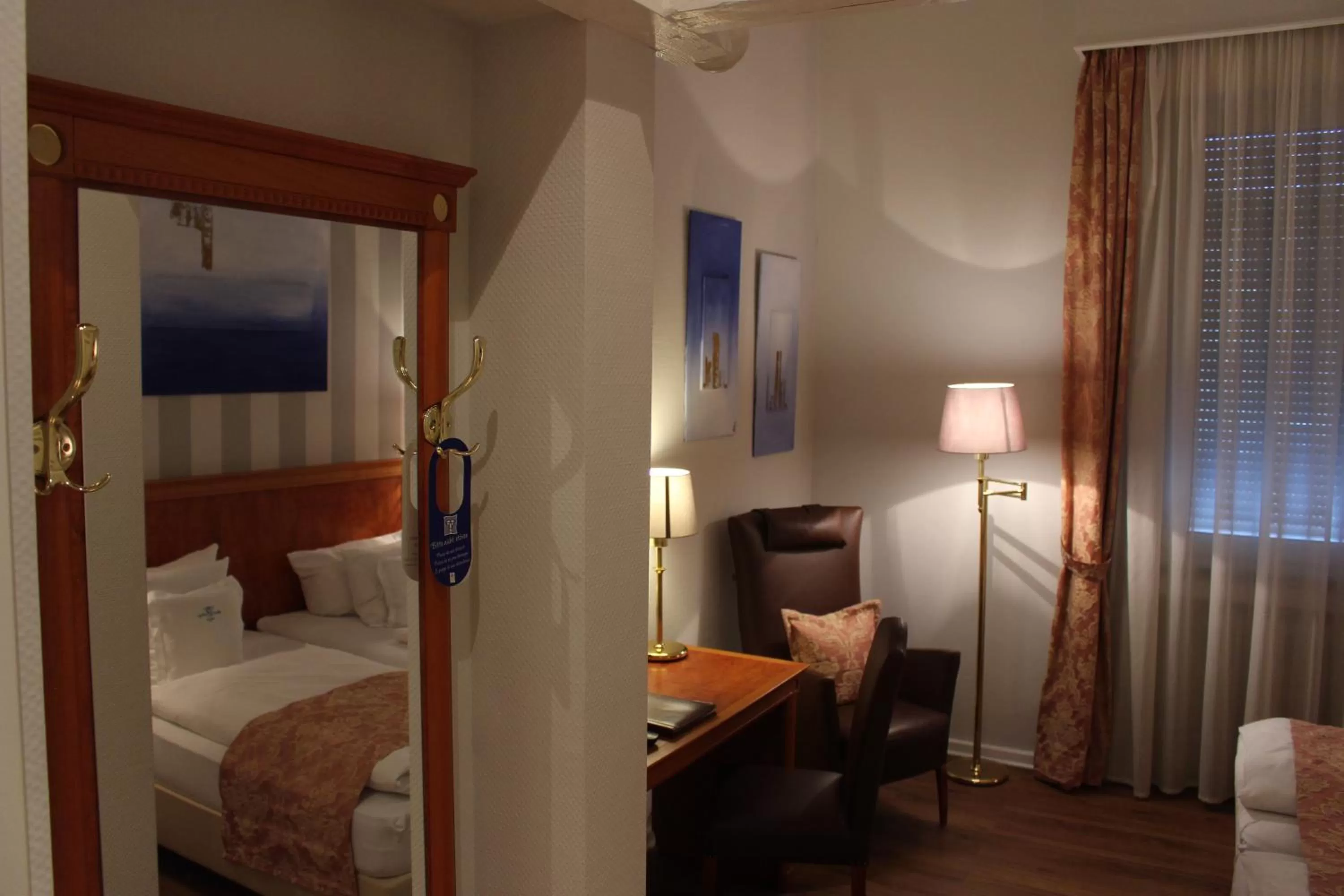 Photo of the whole room, Bed in Hotel Savoy Hannover