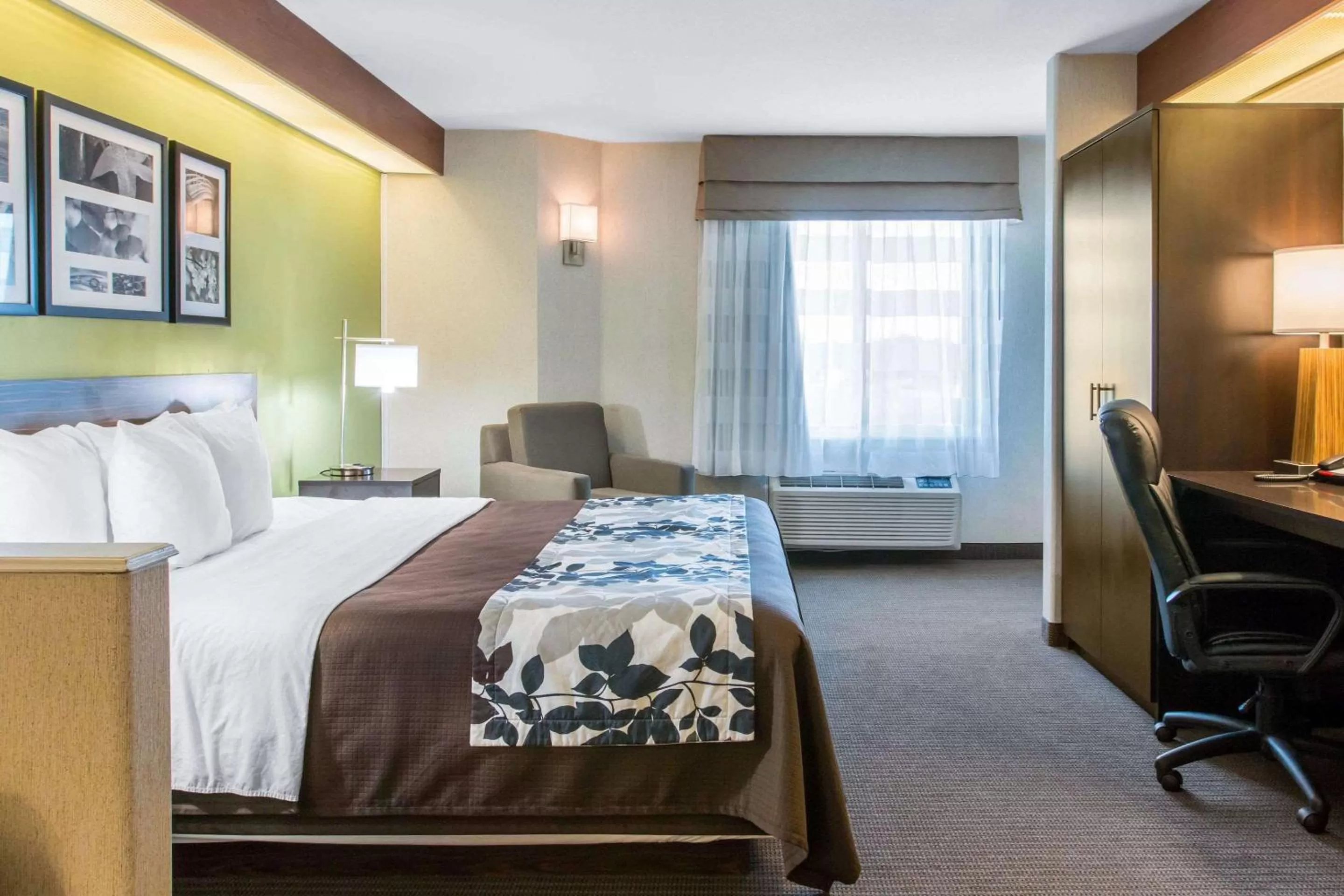 Photo of the whole room, Bed in Sleep Inn & Suites Oregon - Toledo