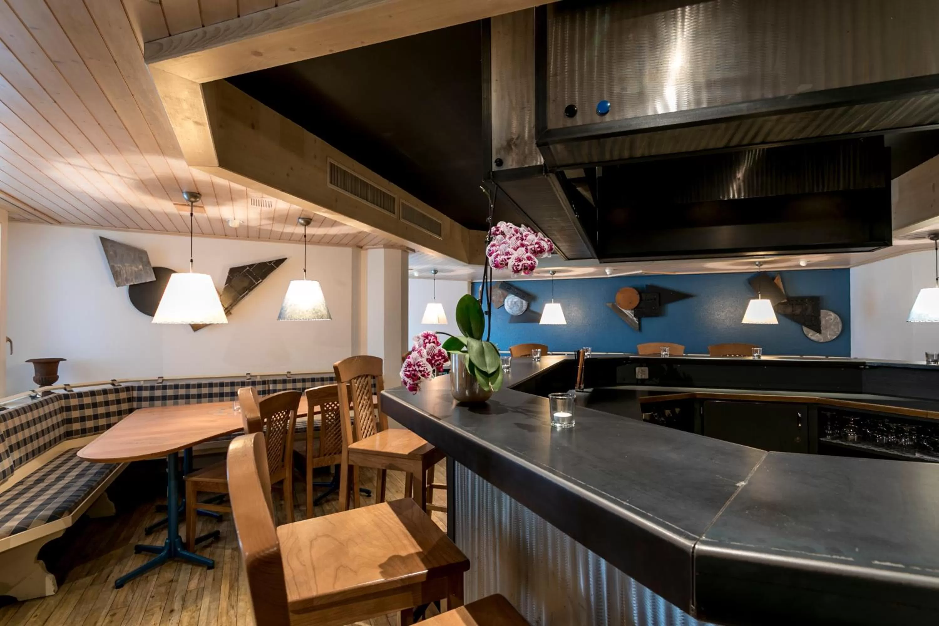 Lounge or bar in T3 Alpenhotel Flims