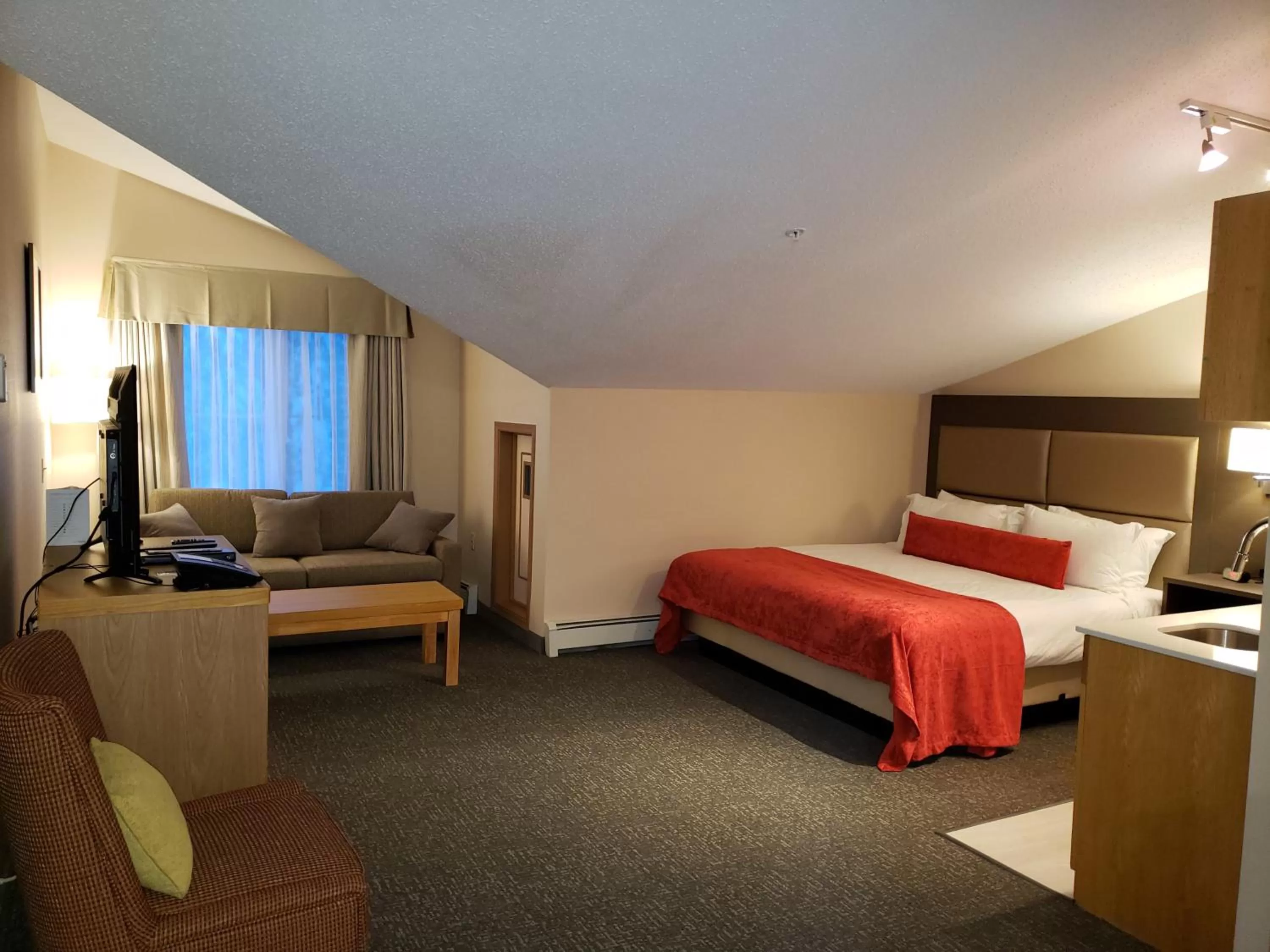 Photo of the whole room, Bed in Sun Peaks Lodge