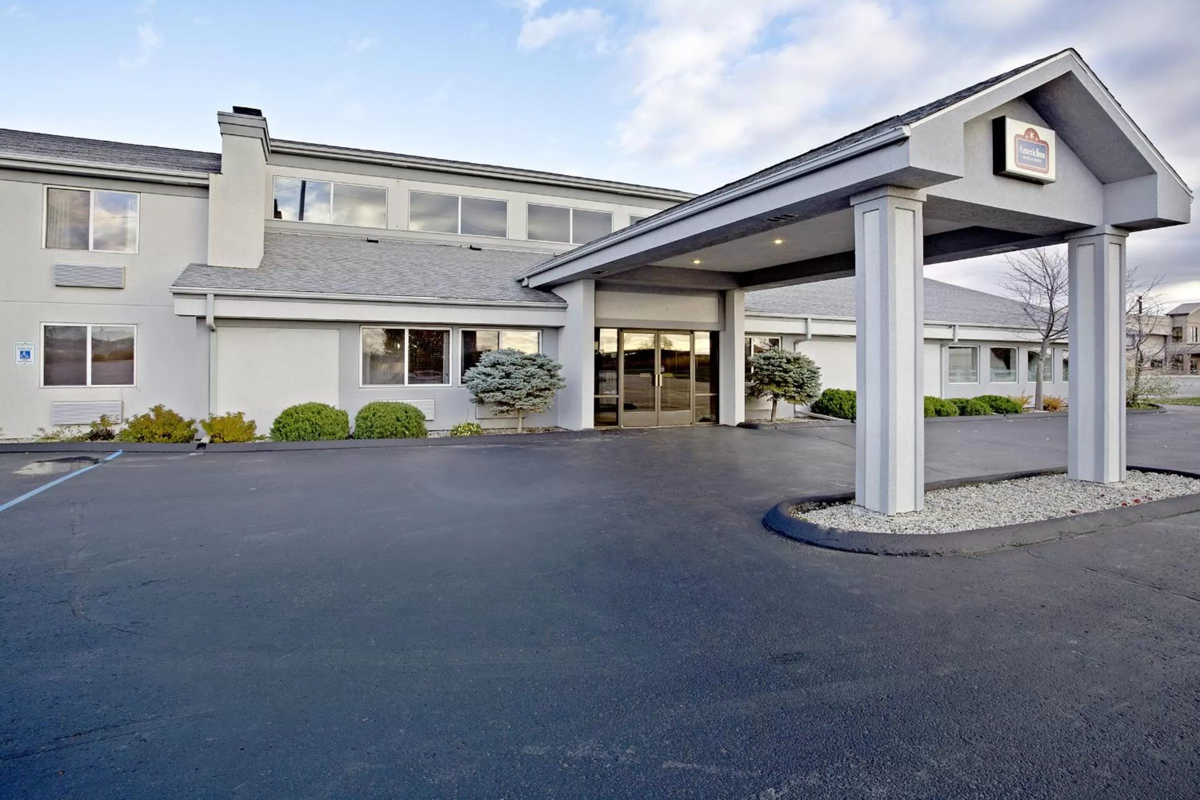 Facade/entrance in AmericInn by Wyndham Bay City
