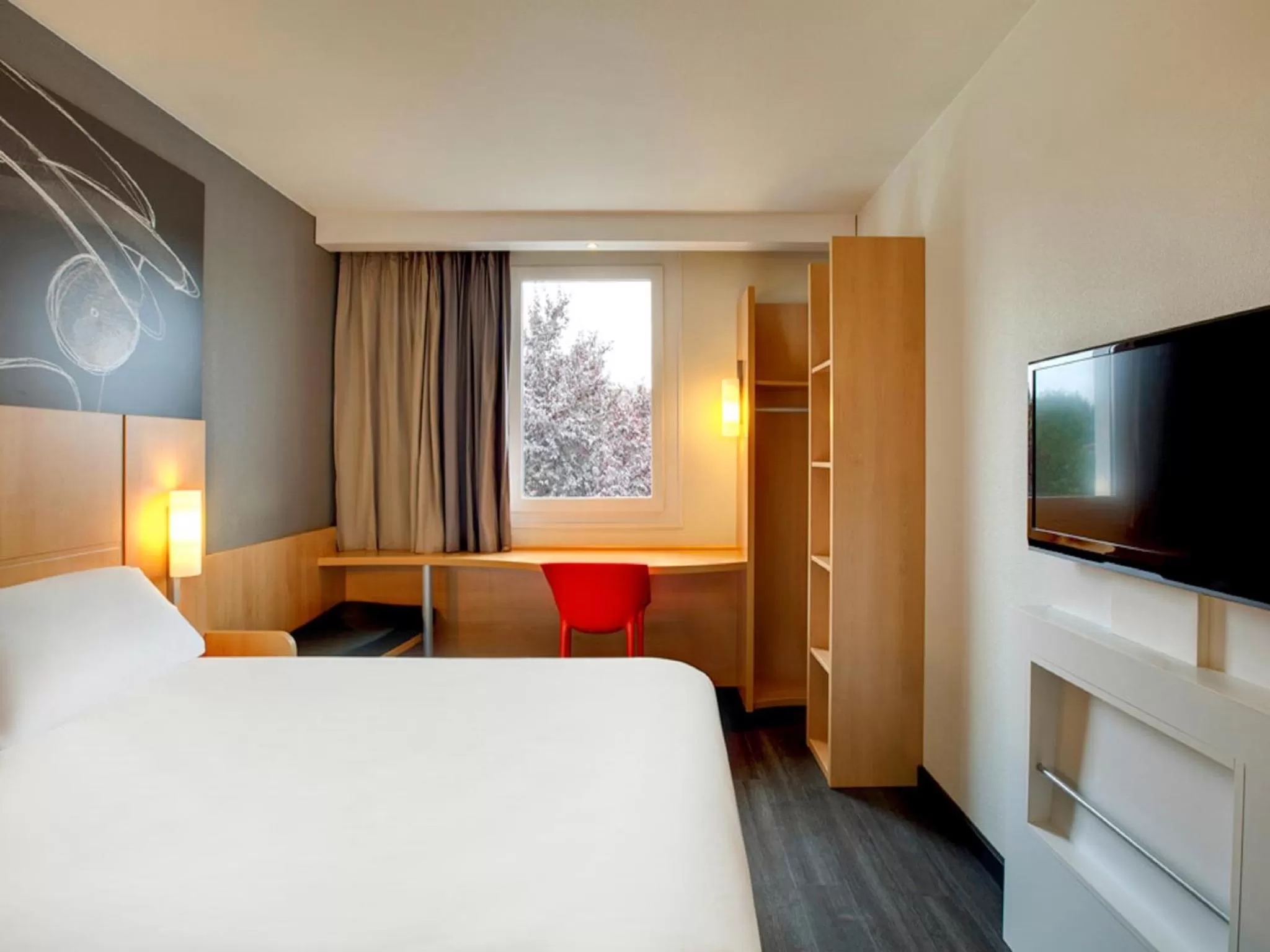Photo of the whole room, Bed in ibis Clermont Ferrand Nord Riom