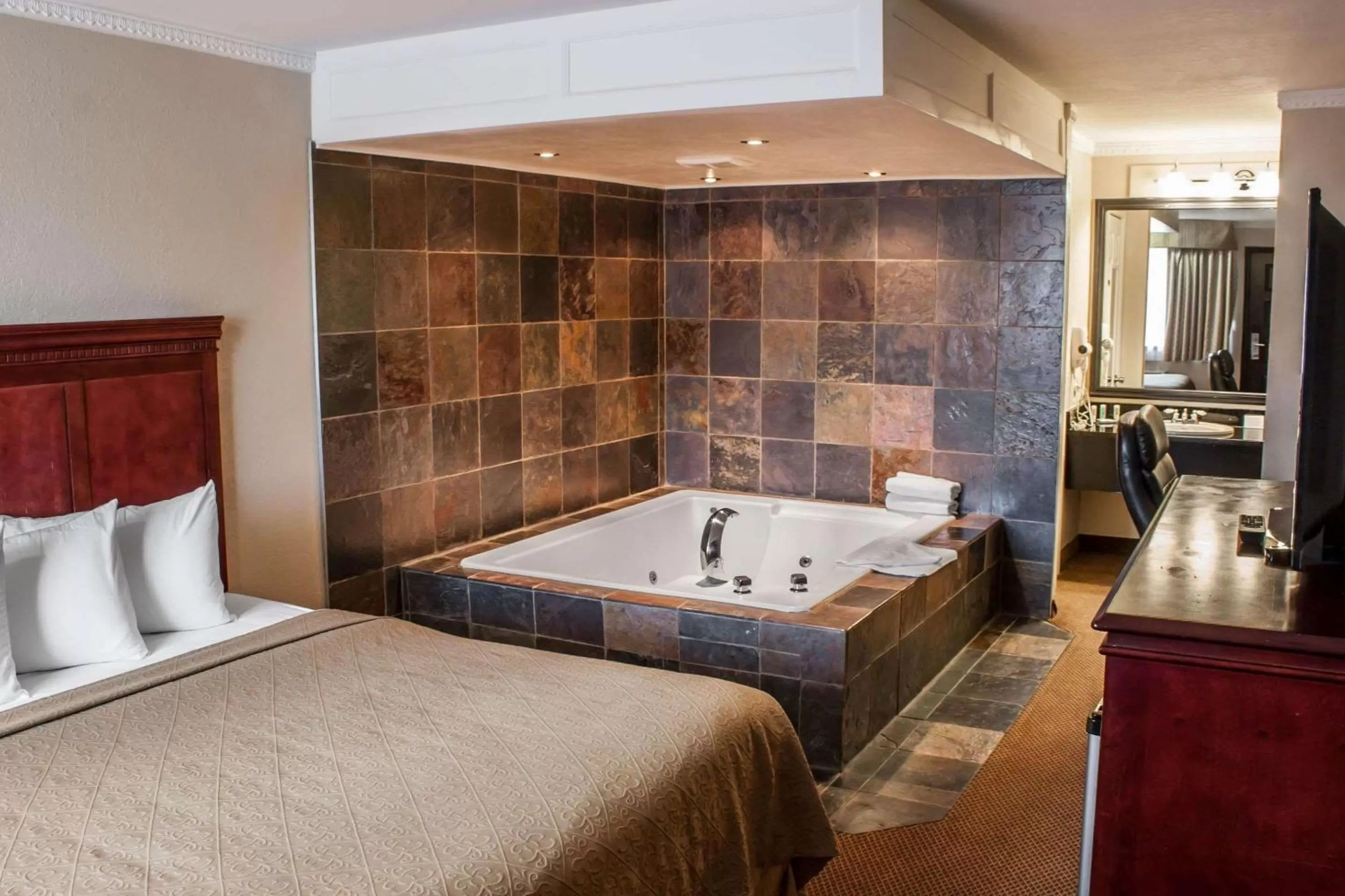 Photo of the whole room, Bed in Quality Inn & Suites Fife Seattle