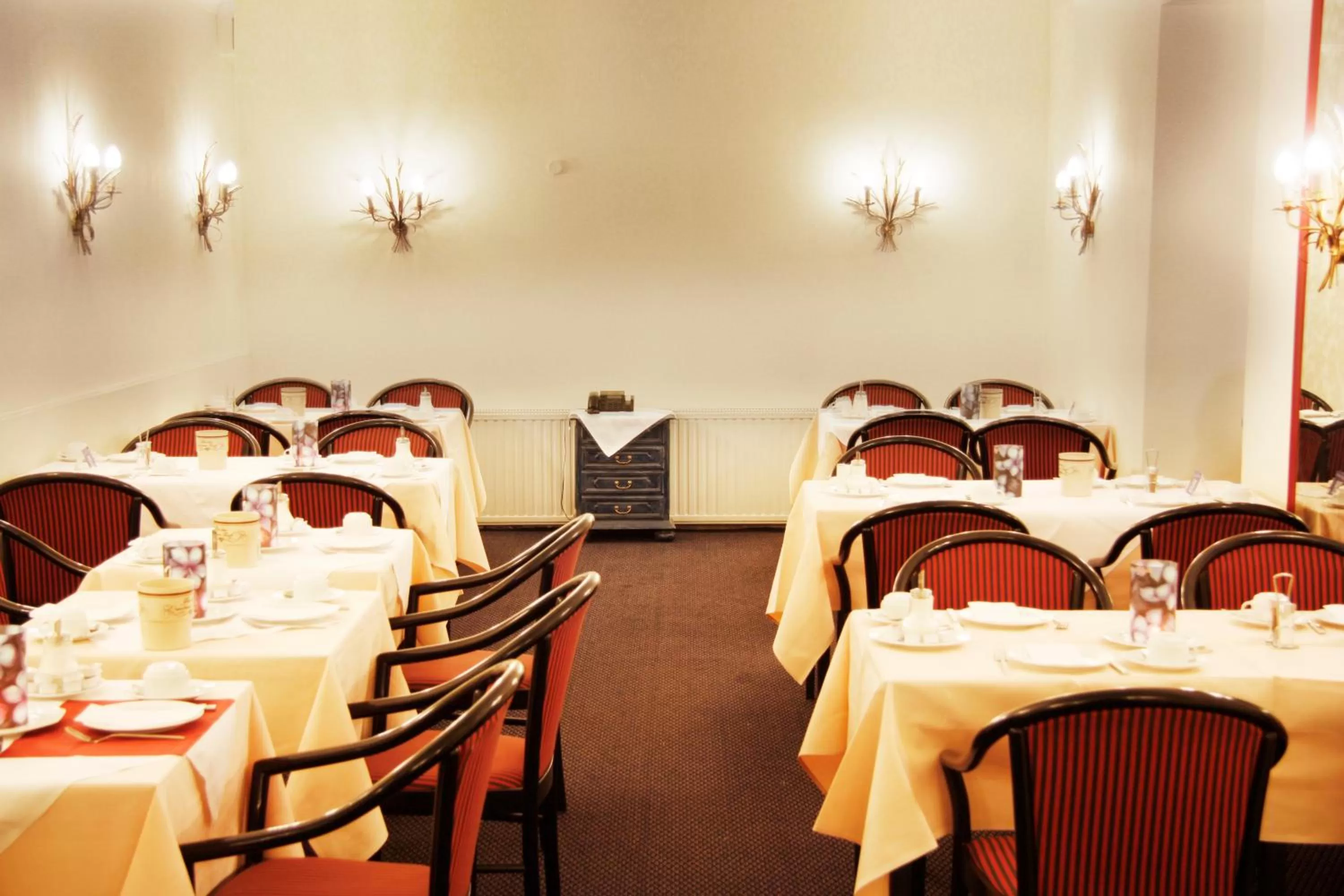 Restaurant/places to eat in INA Hotel Royal