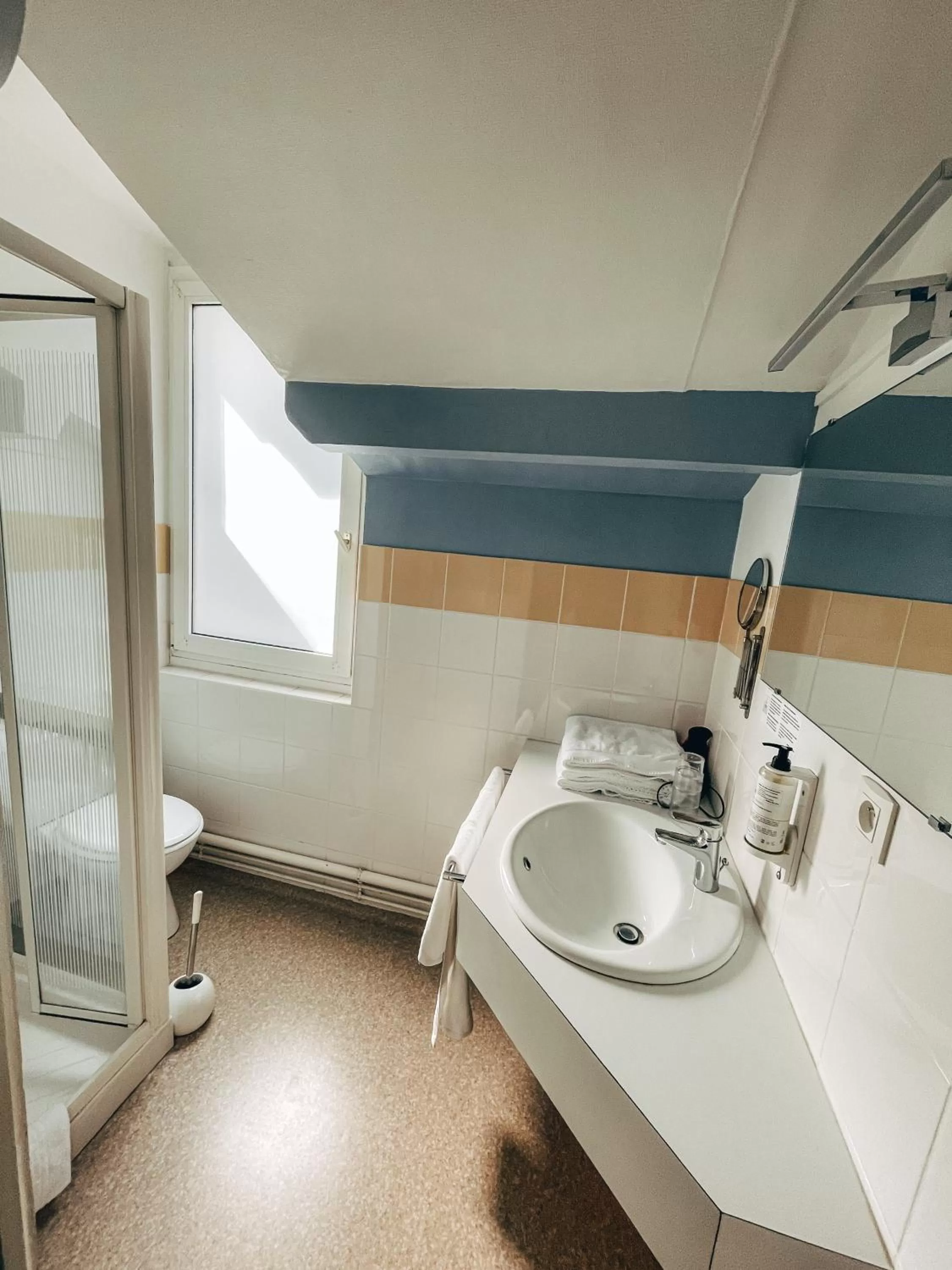 Bathroom in Garden Hotel Rennes Centre Gare