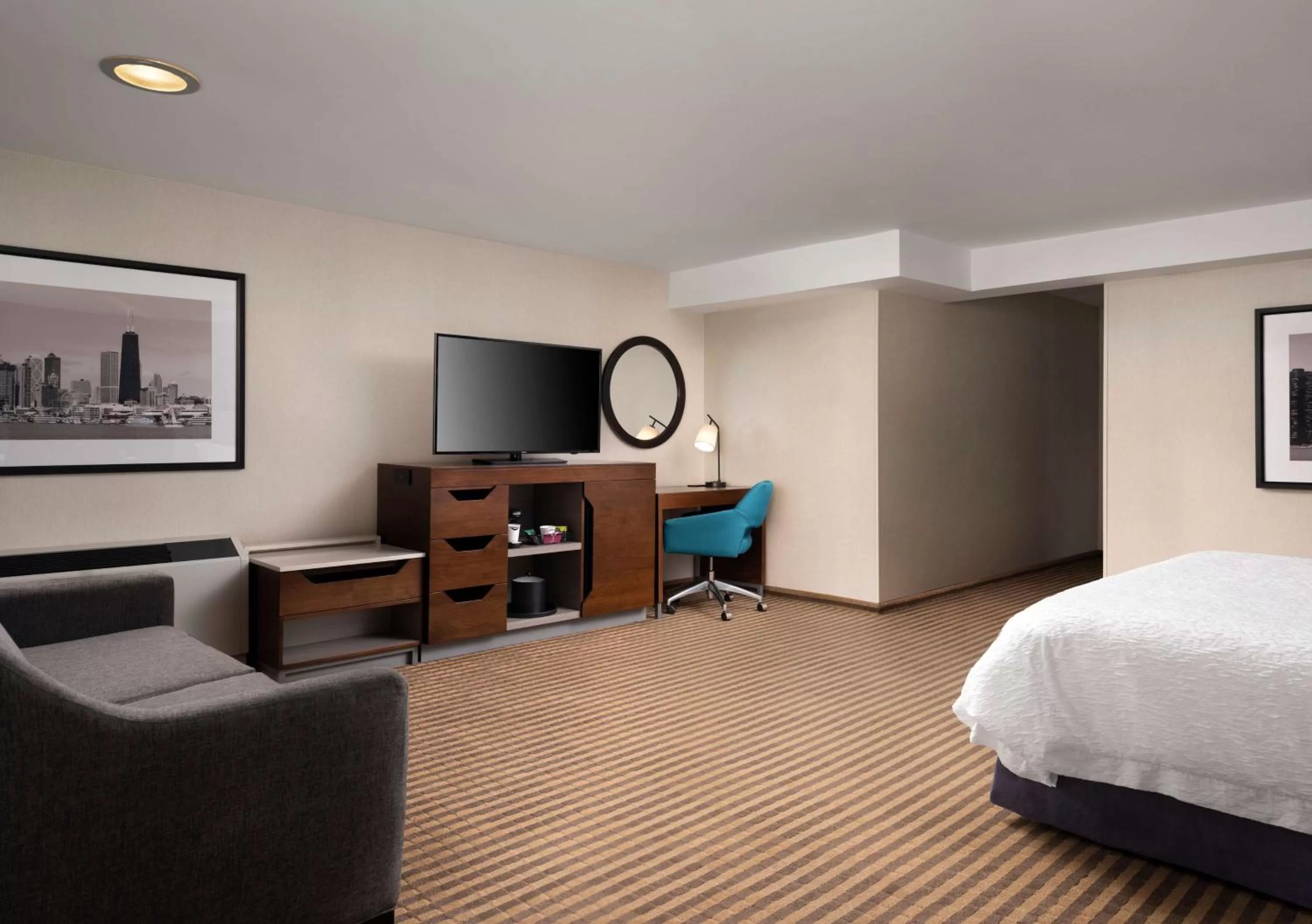 King Room - Hearing Accessible/Non-Smoking with Sofa Bed in Hampton Inn Chicago Downtown/Magnificent Mile