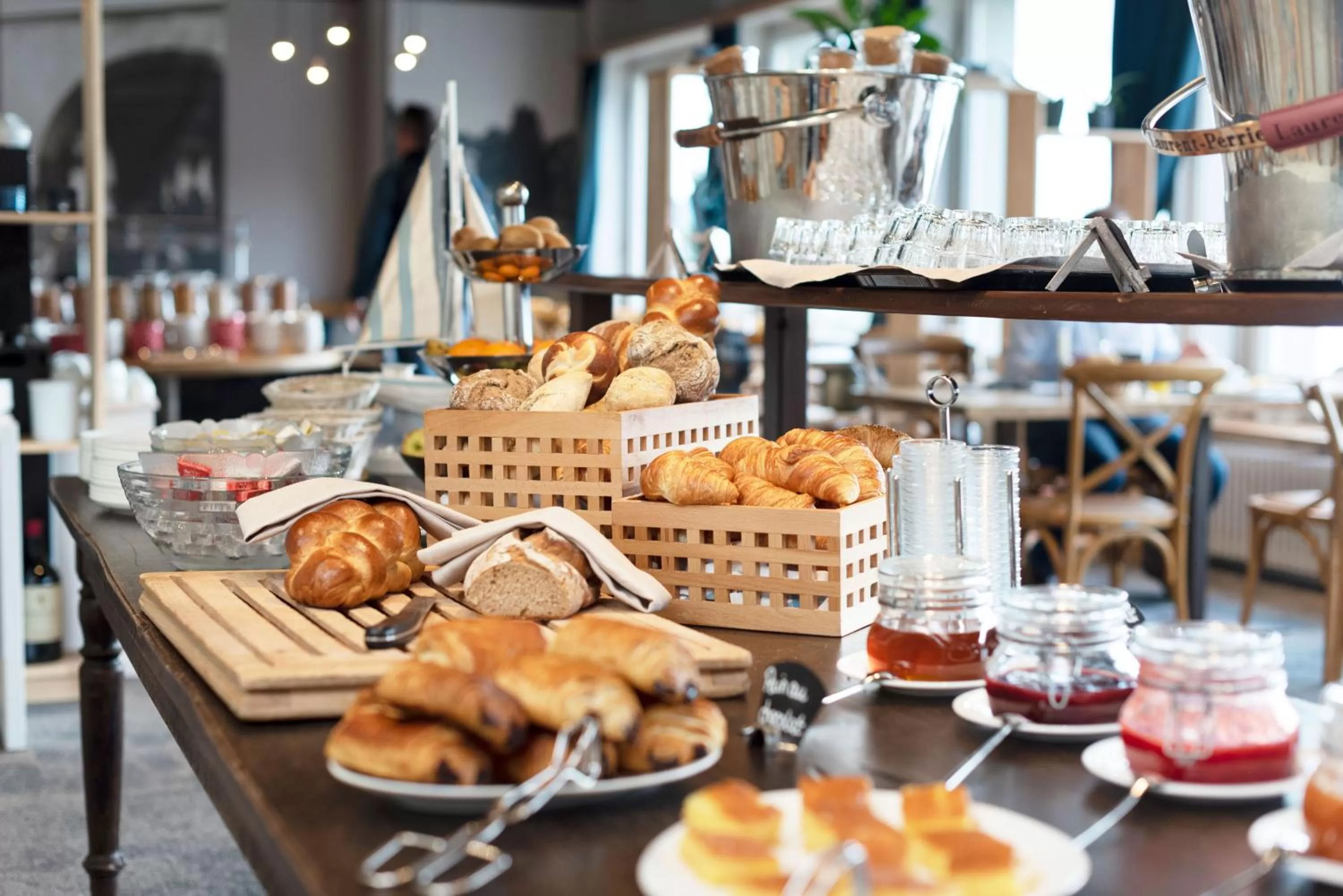 Buffet breakfast in Seehotel Kastanienbaum