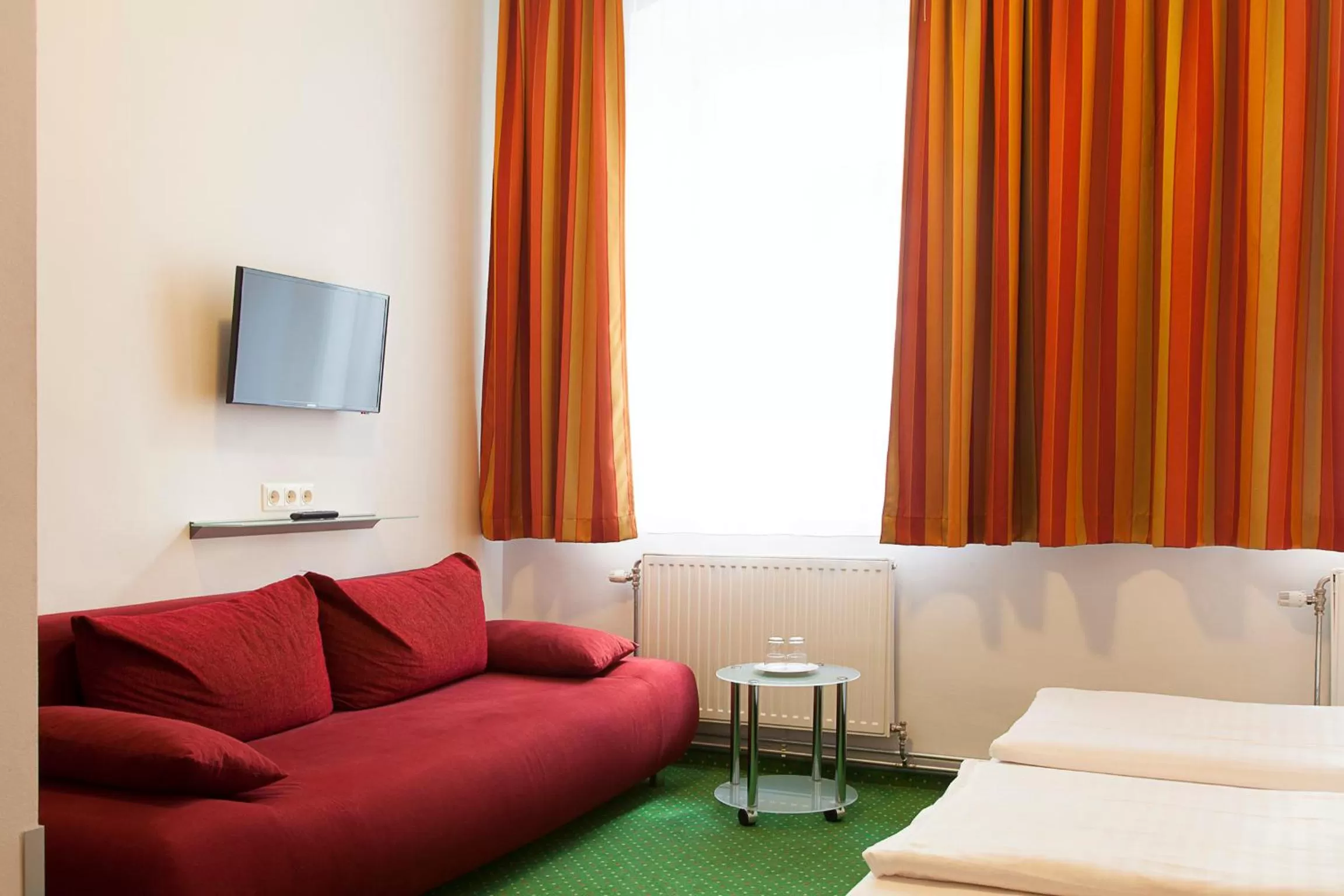 Seating area, Bed in Pension Stadthalle