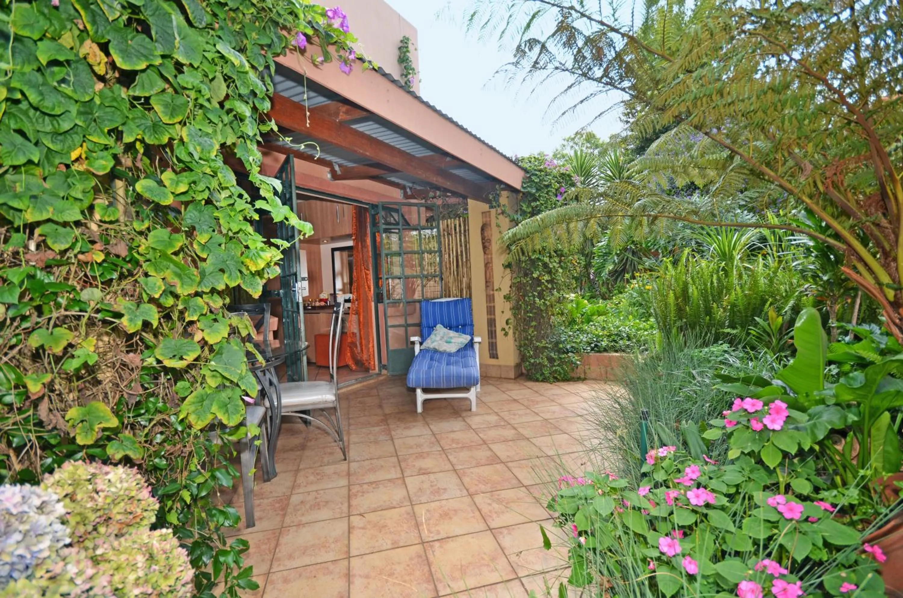 Patio in Cherry Tree Cottage B&B Linden