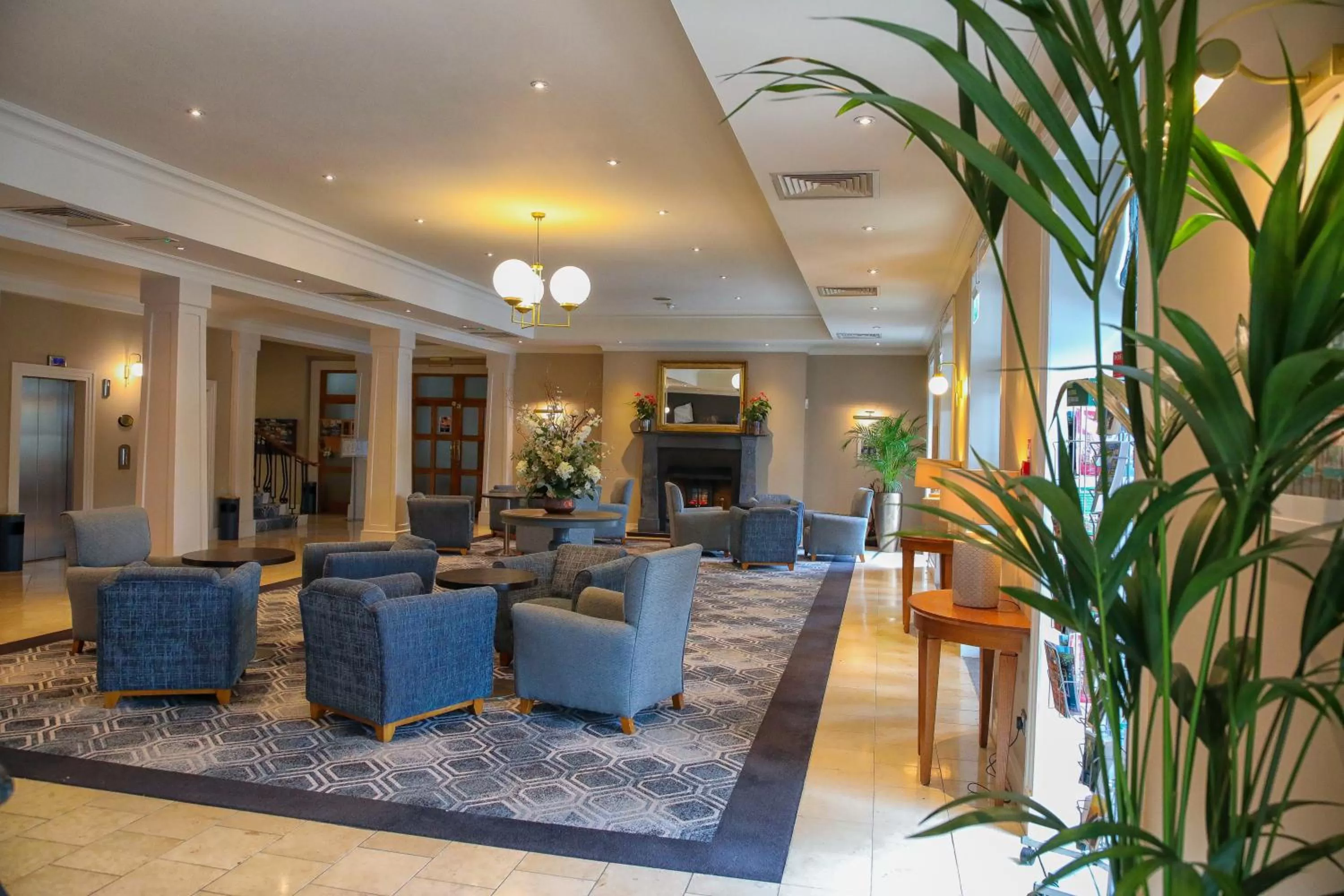 Lobby or reception in The Parkavon Hotel