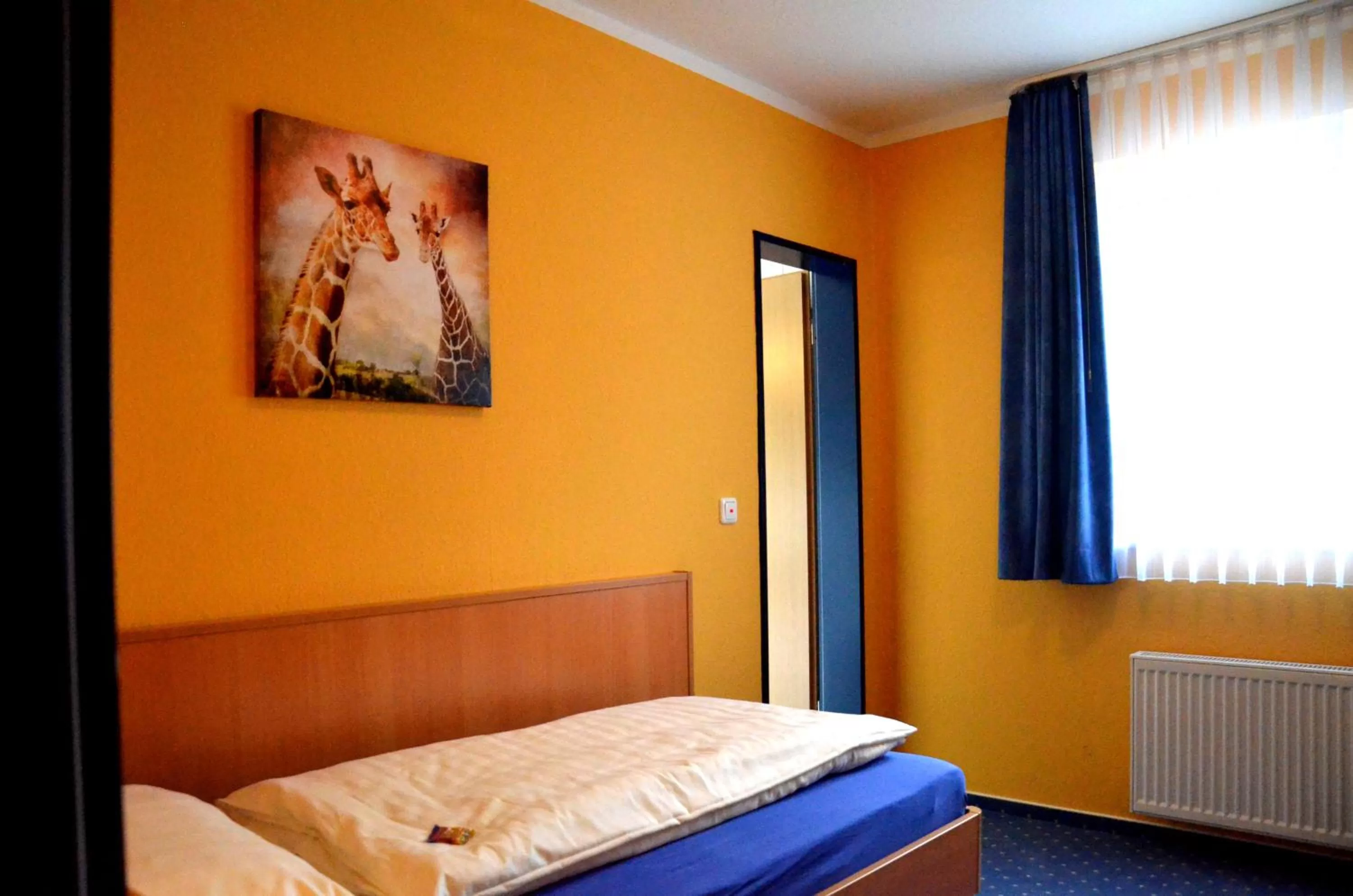 Bed in Zeitwohnen Wolfsburg, ehemals Hotel am Klieversberg ein Unternehmen der Micha'S Hotelbetriebe