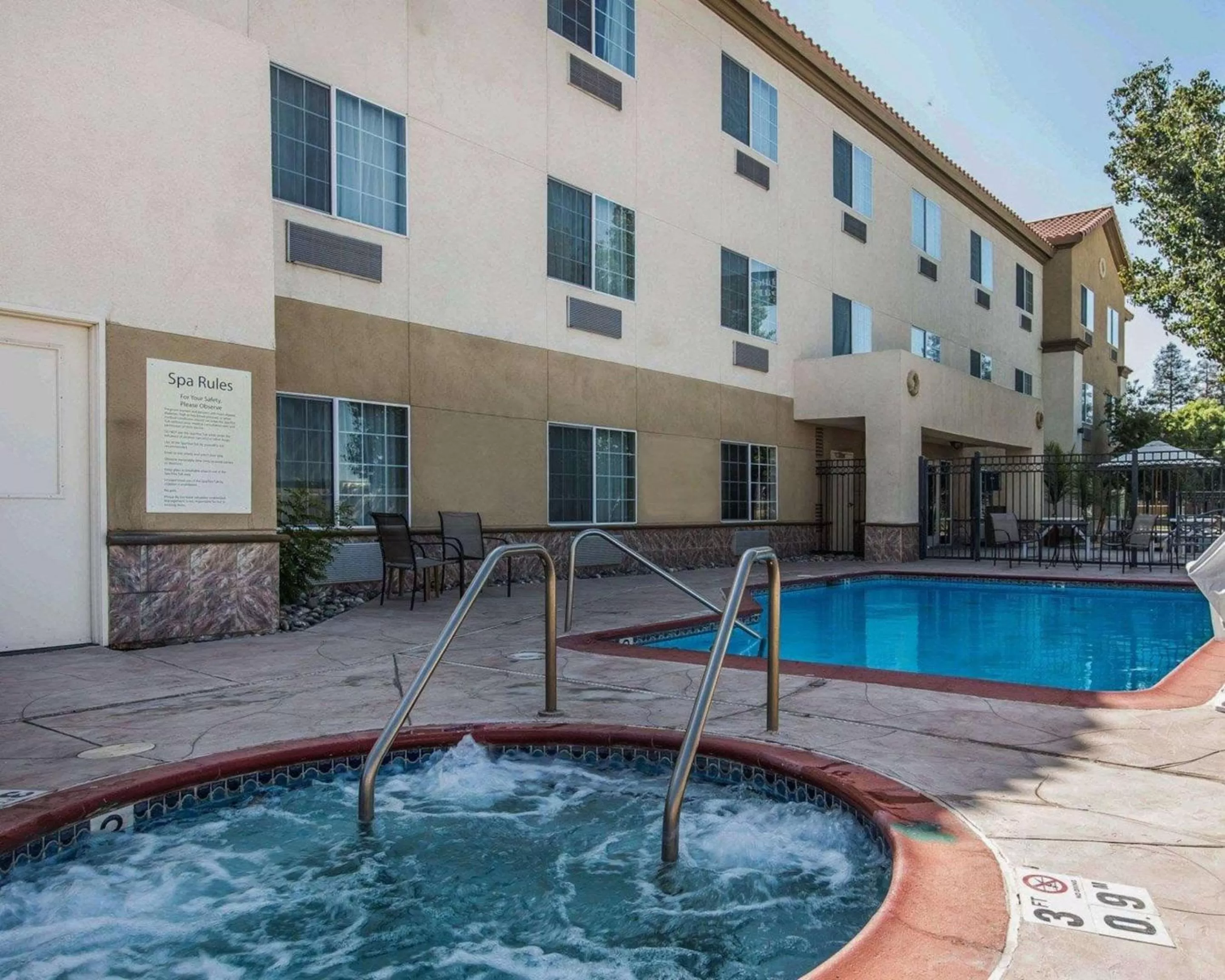 Swimming pool in Comfort Suites Bakersfield