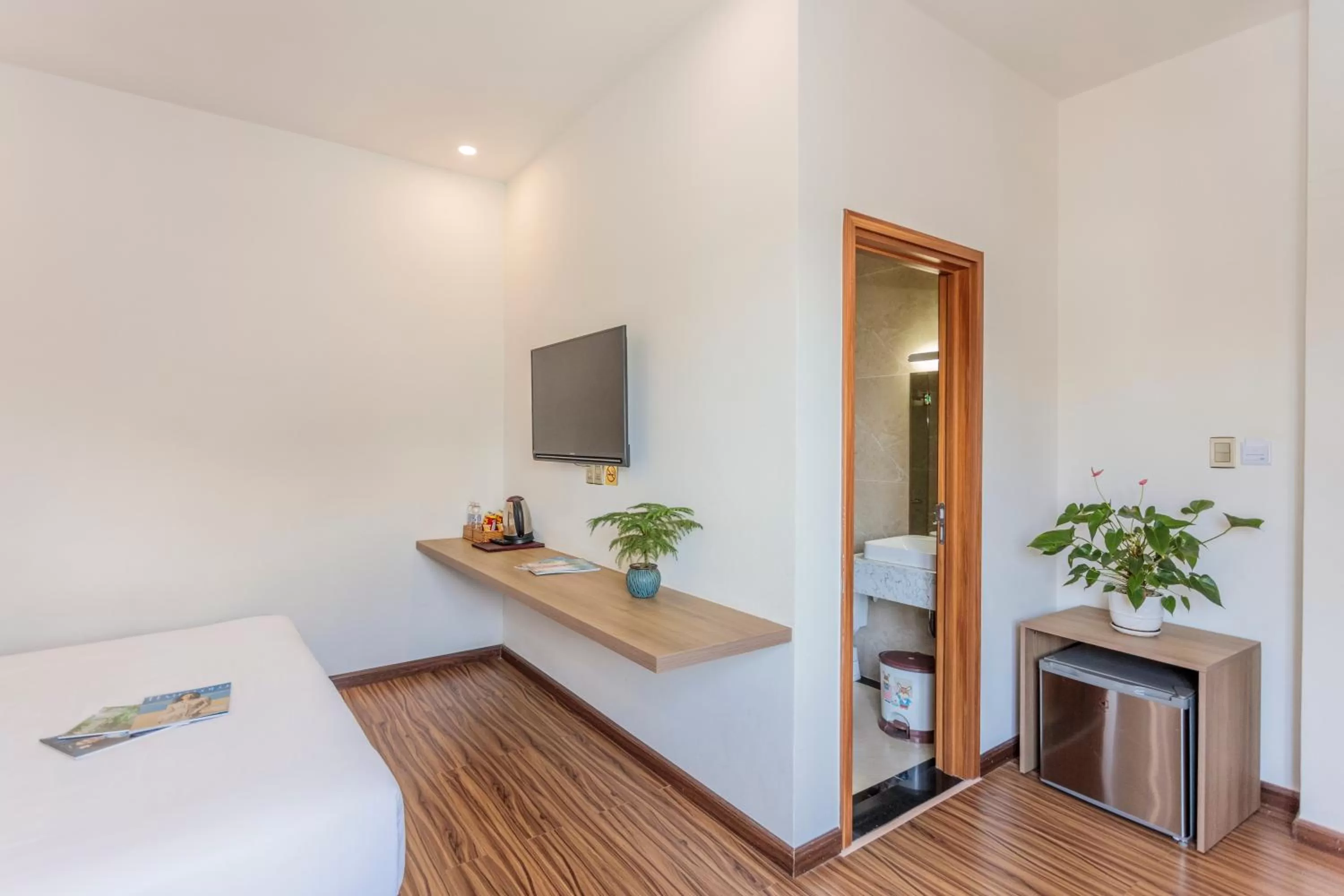 Bed, TV/Entertainment Center in President Hotel