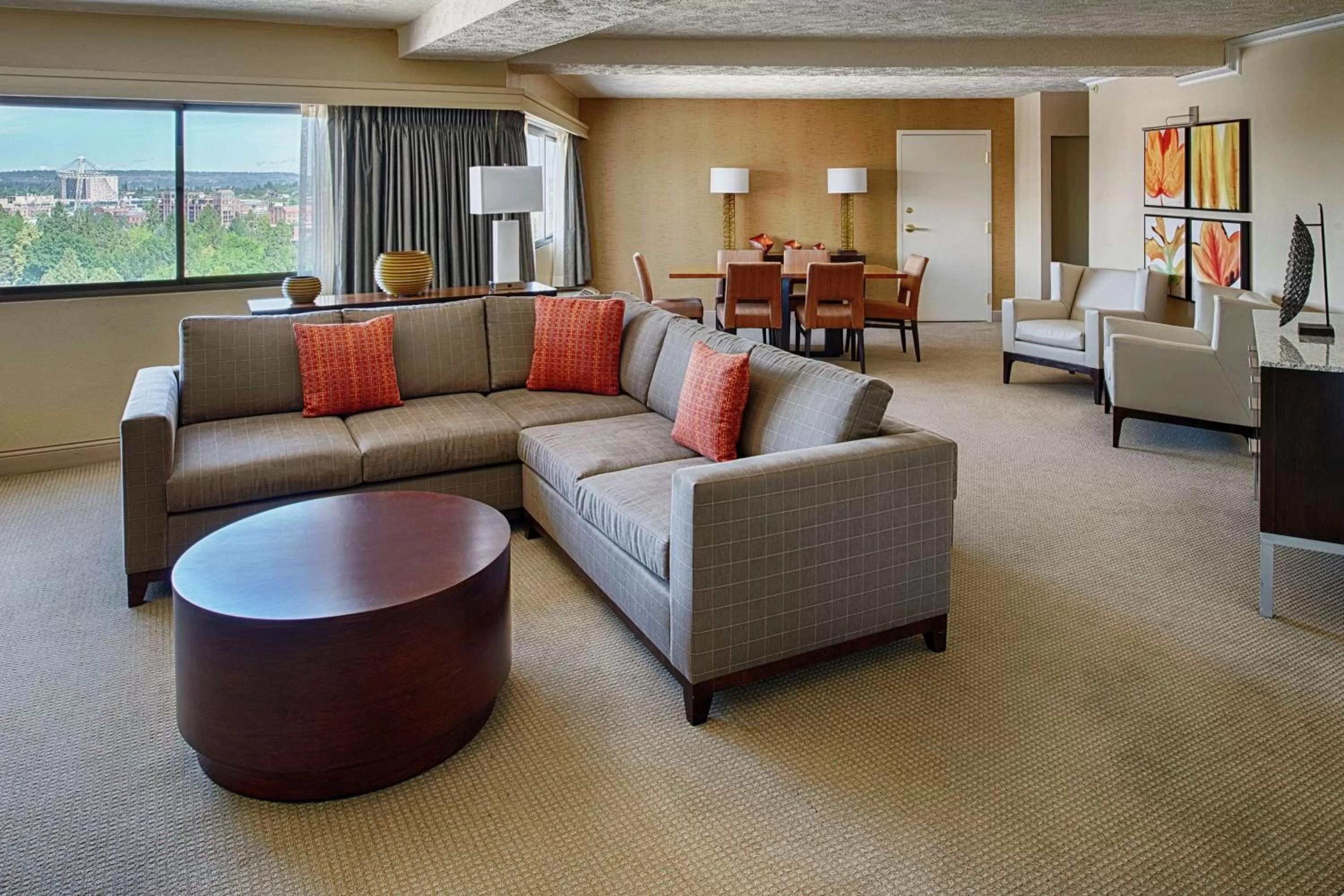 Living room in DoubleTree by Hilton Spokane City Center